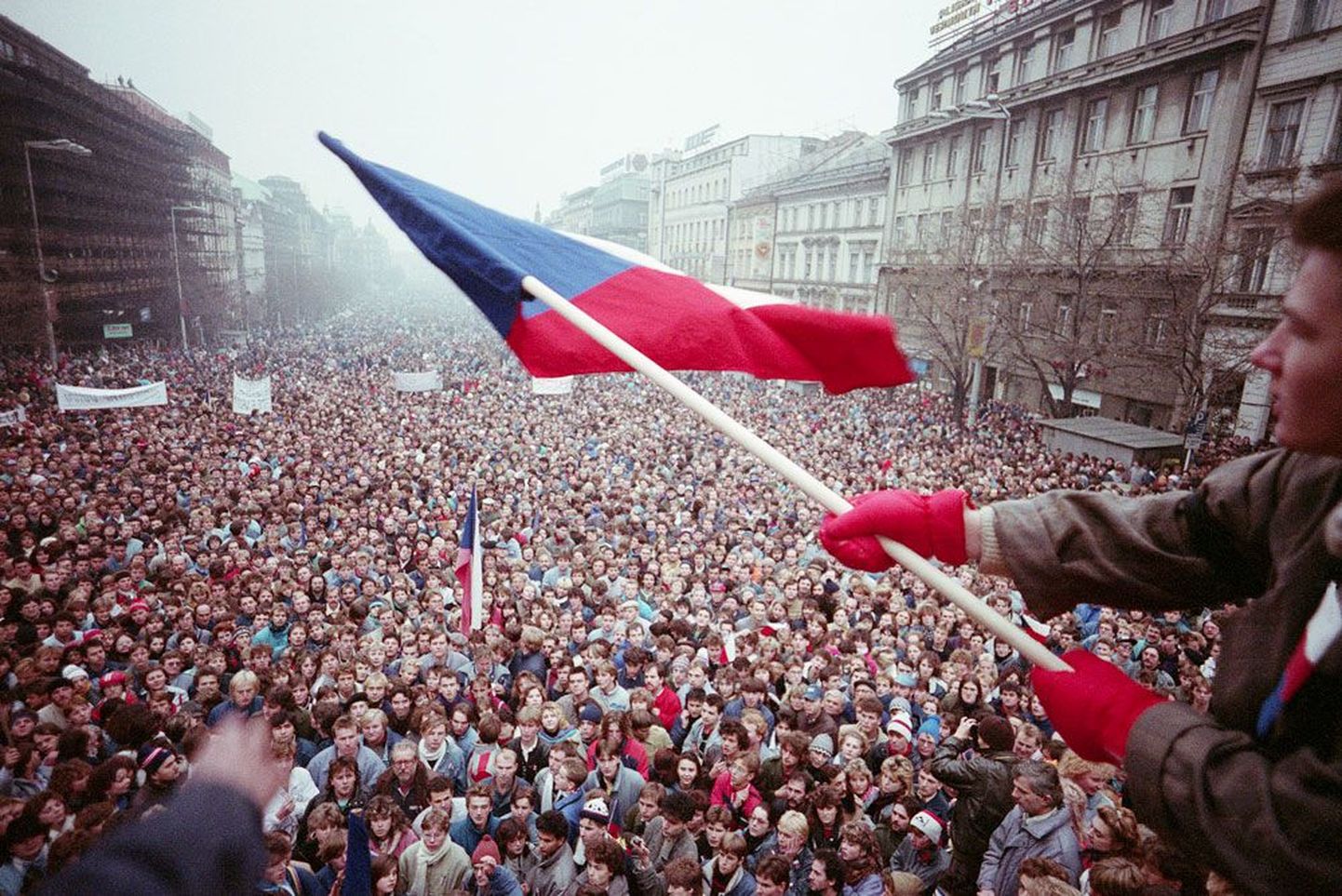Sametrevolutsioon 20 aastat tagasi: üliõpilaste kogunemisest sai alguse massiivne rahvaliikumine, mis mõne päevaga kukutas kommunistliku režiimi ja tegi Vaclav Havelist Tšehhi esimese demokraatliku presidendi.