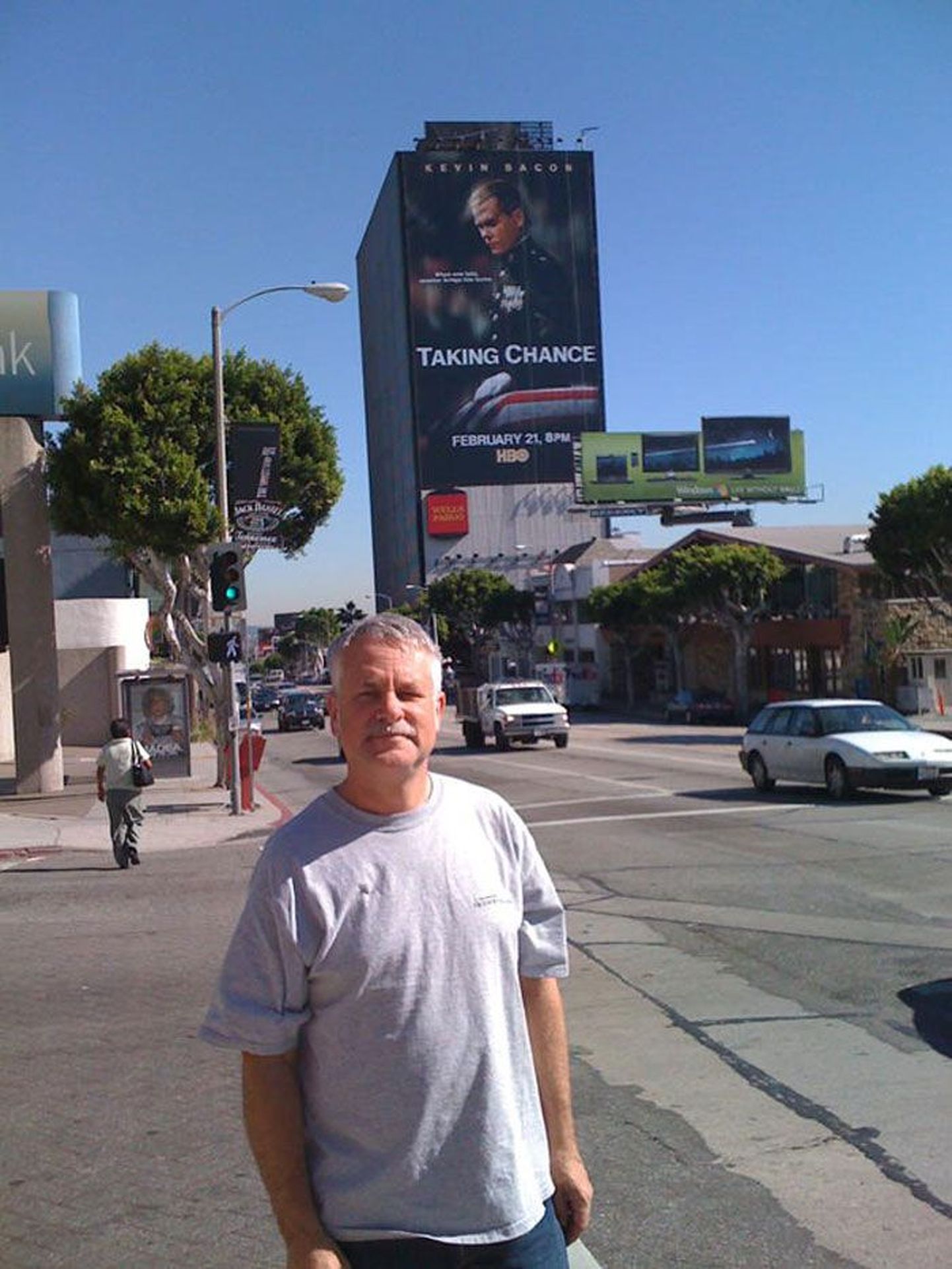 Meie mees Los Angeleses: Alar Kivilo oma filmi «Taking Chance» reklaamplakati ees.