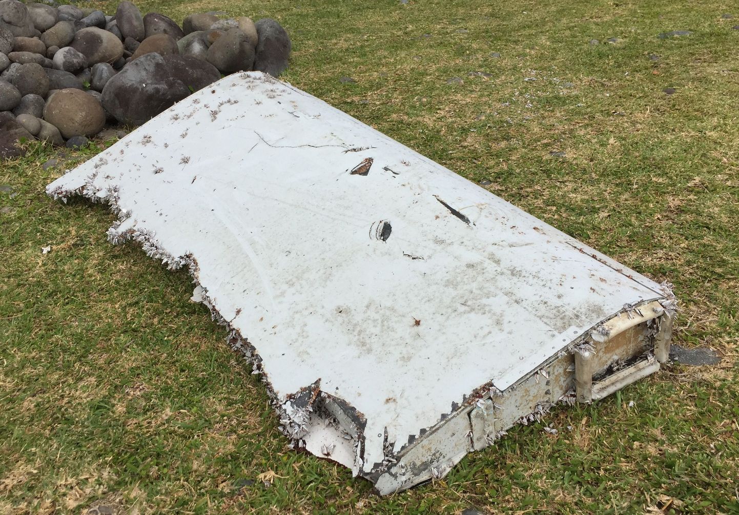 Фрагмент самолетного крыла, найденный на острове Реюньон в Индийском океане, является частью пропавшего самолета рейса МН370.