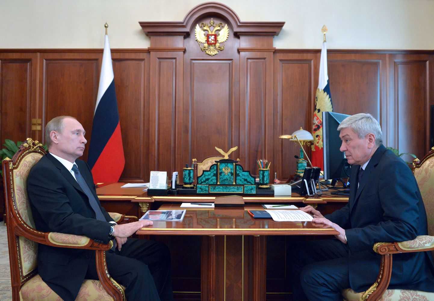 Vene president Vladimir Putin (vasakul) kohtus täna Rosfinmonitoringu juhi Juri Tšihantšiniga.