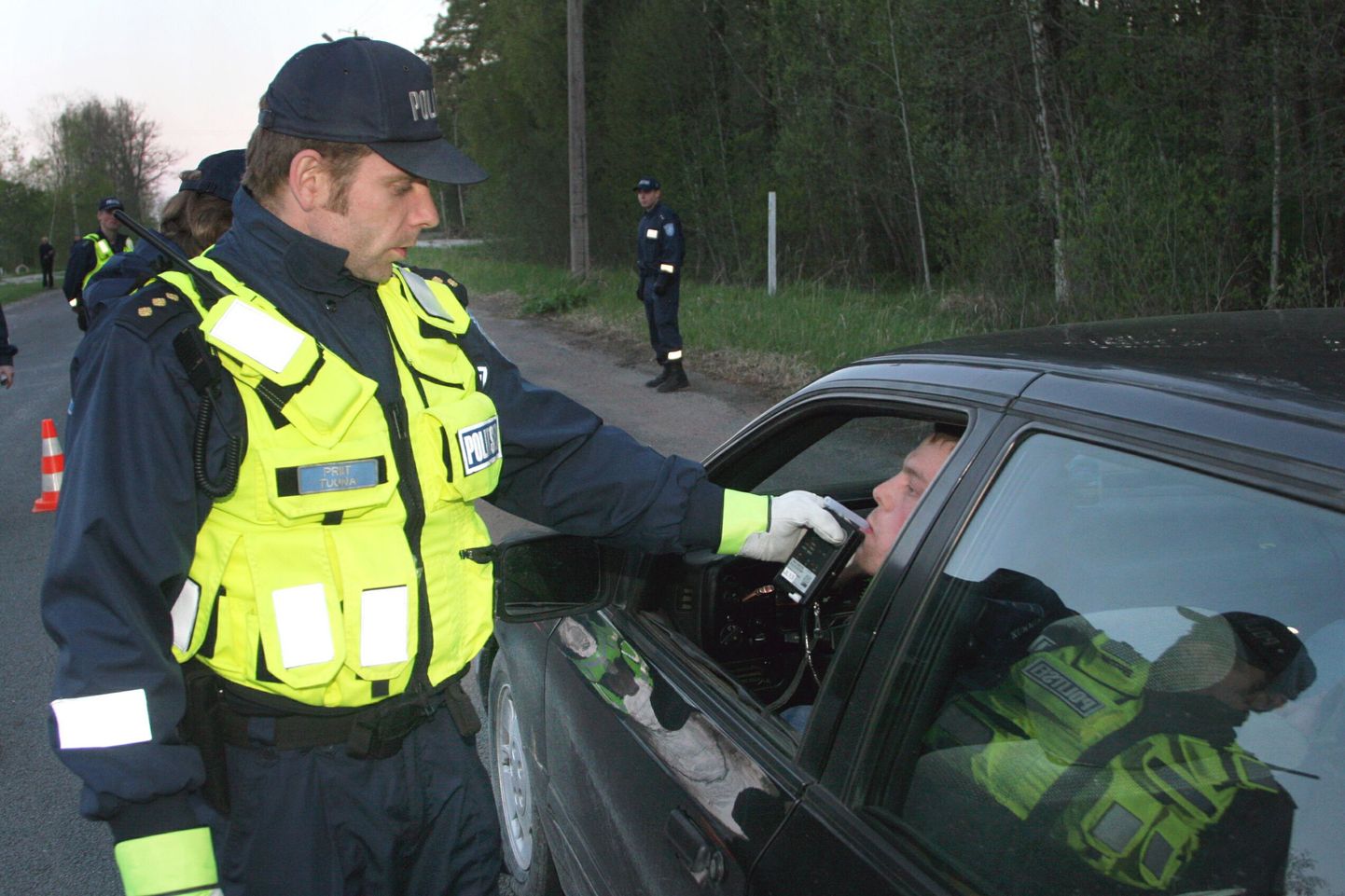 Pärnu politsei on pühade eel hakanud senisest tihedamini kontrollima sõidukijuhte. Foto politseireidist pärineb varasemast ajast.