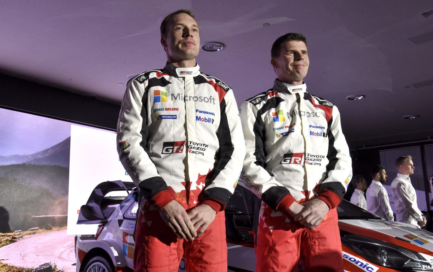 Jari-Matti Latvala (vasakul) ja tema kaardilugeja Miikka Anttila Toyota rallimeeskonna ametlikul esitlusel.