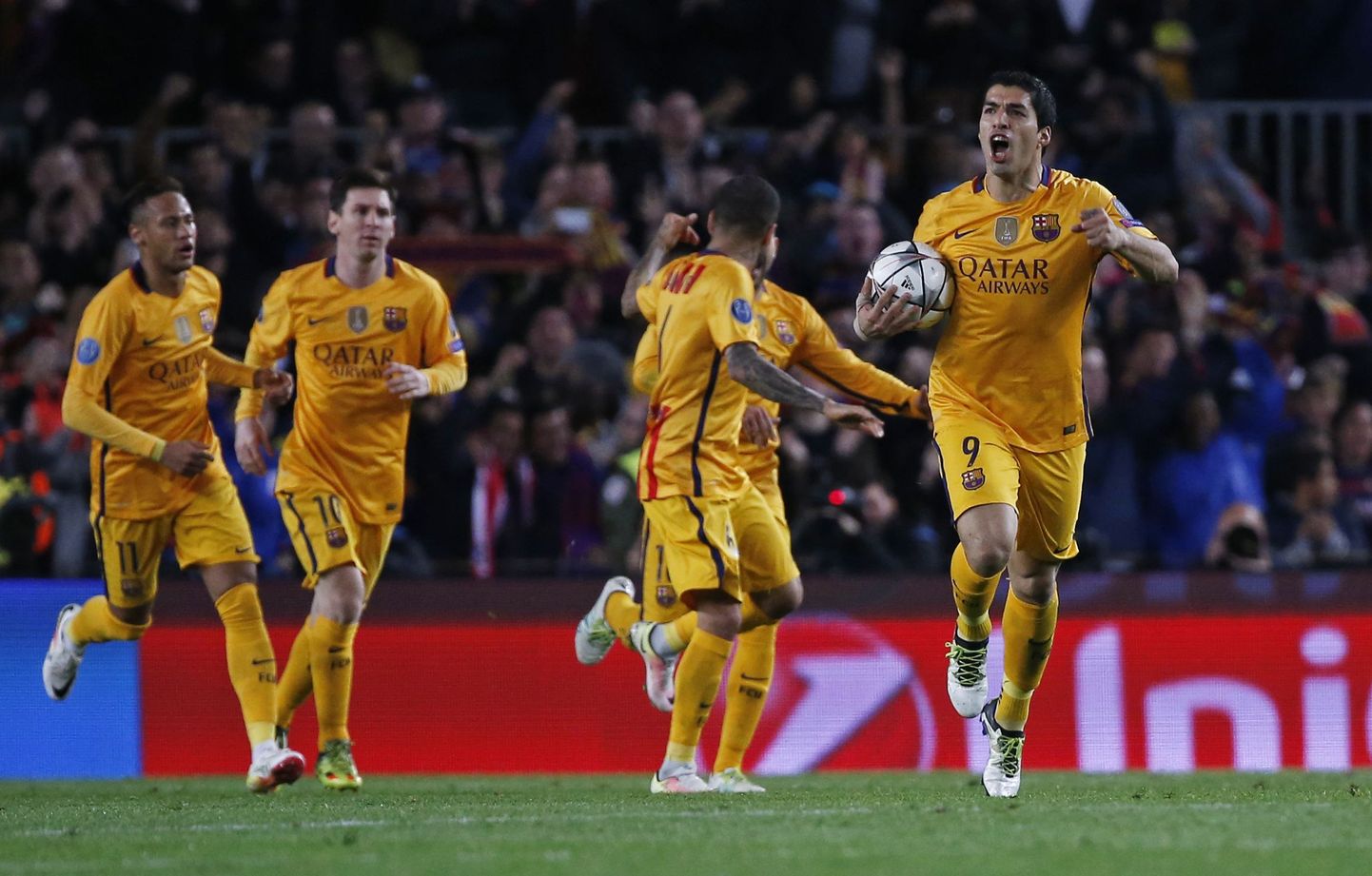 Barcelona ja Luis Suarez (paremal) väravat tähistamas.
