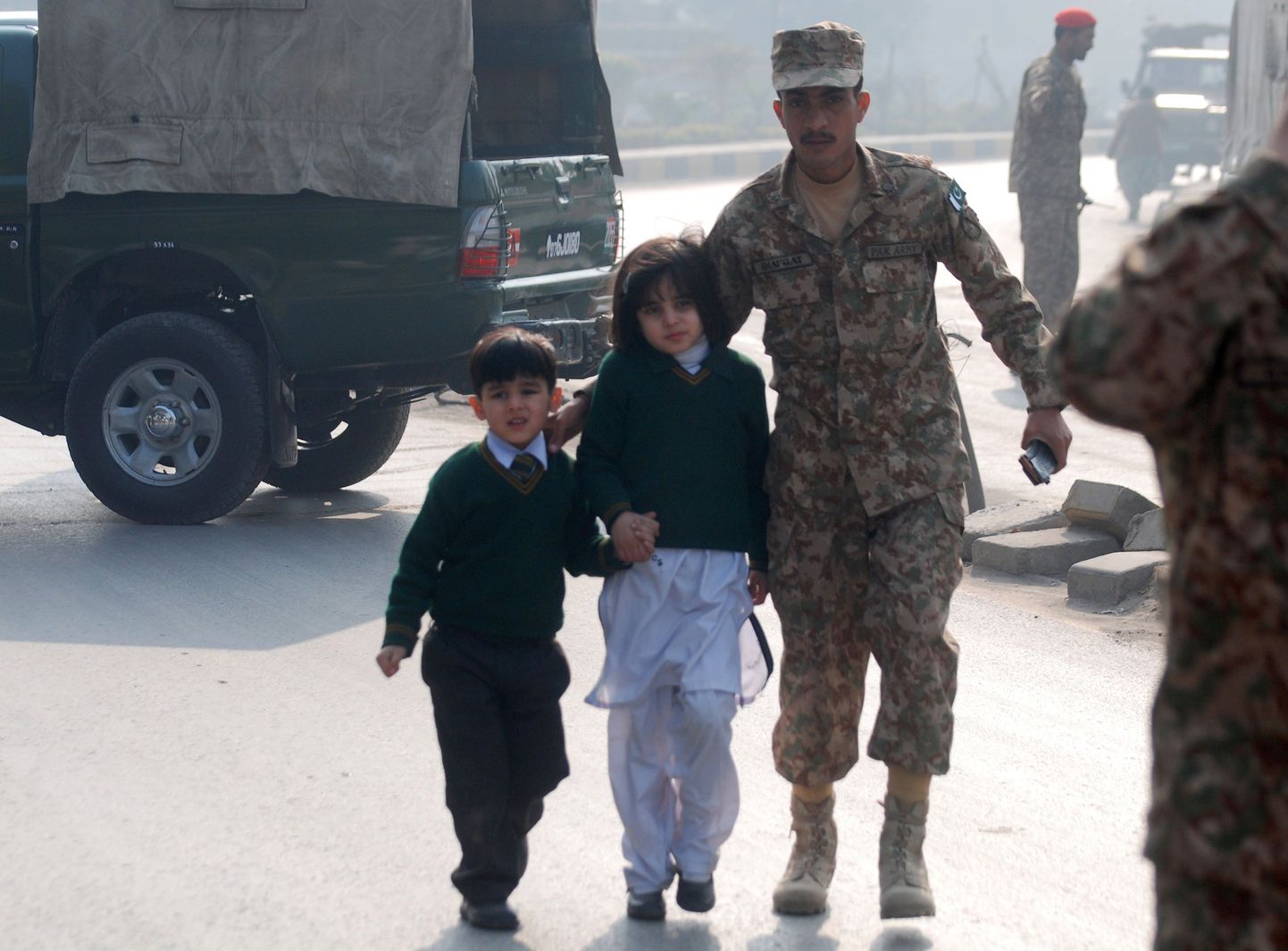 Sõdur saadab koolilapsi turvalisse paika Peshawaris.