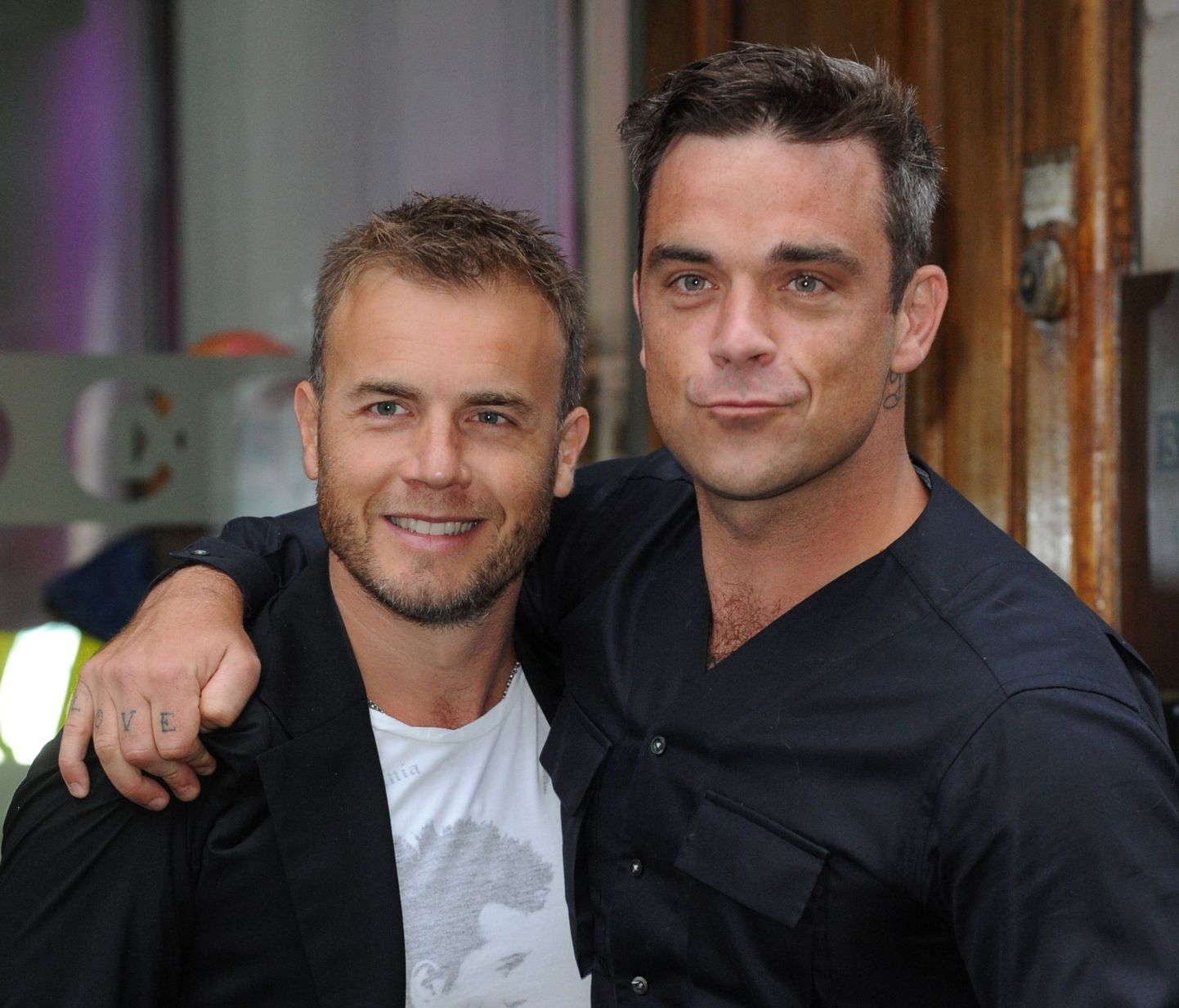 Gary Barlow ja Robbie Williams täna hommikul suundudes raadiosse intervjuud andma