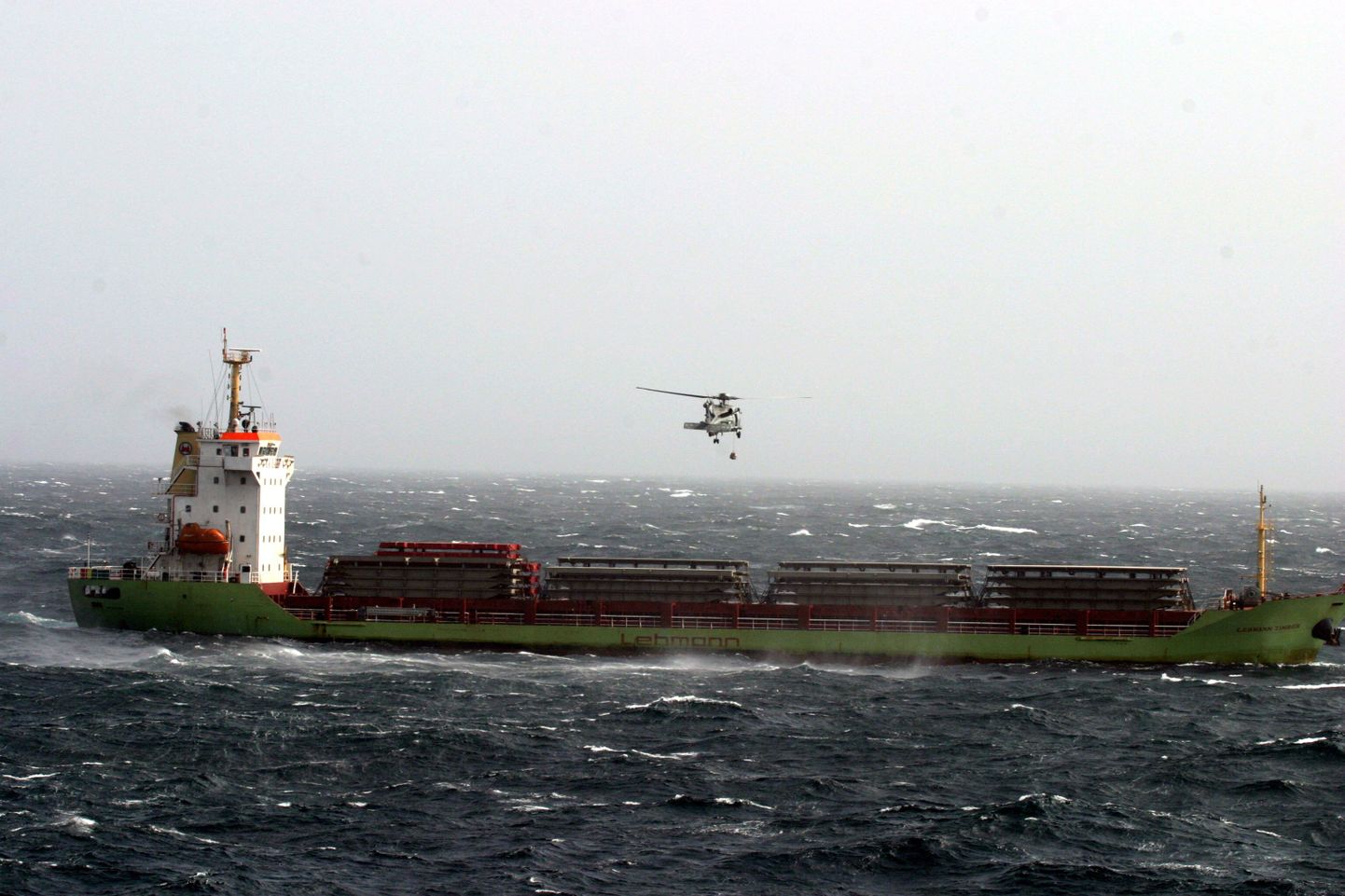 USA mereväealuse USS Momsen helikopter SH-60 Seahawk viimas vett ja toitu triivivale Saksa kaubalaevale MV Lehmann Timber, mille pardal on ka eestlasest tüürimees Ardo Kalle.