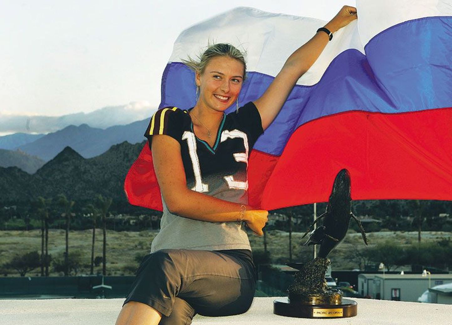 Теннисистка Мария Шарапова с гордостью демонстрирует российский флаг.