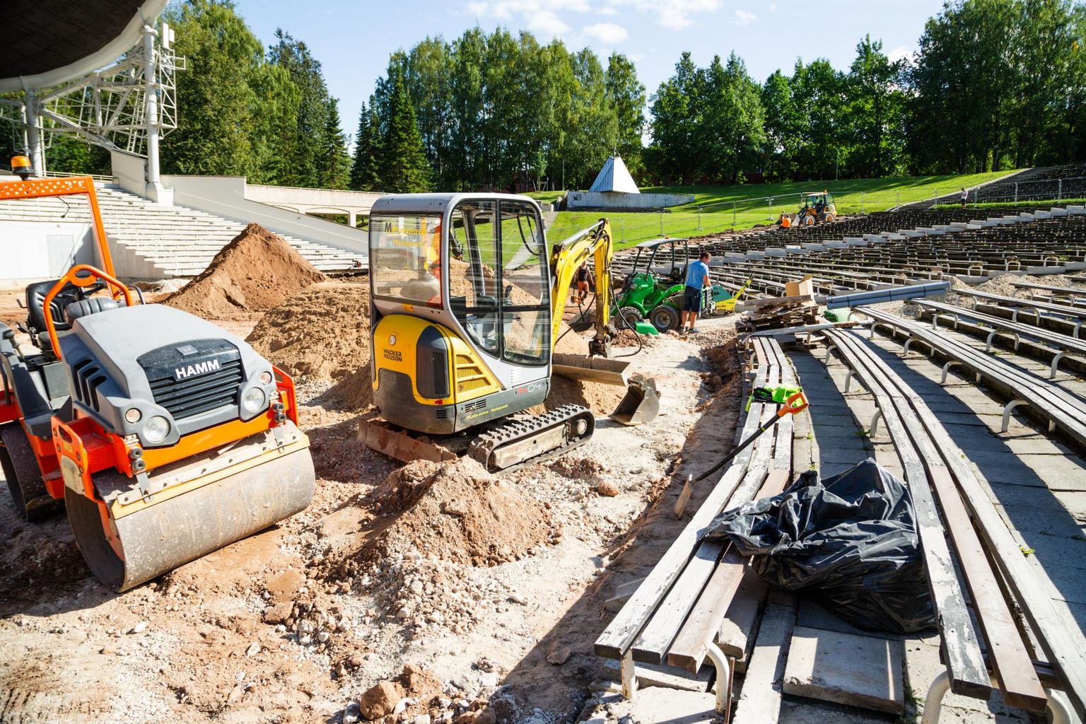 Praegu on Tähtvere lauluväljakul üks põhitöö vana pinnase üleskaevamine ning äravedu.