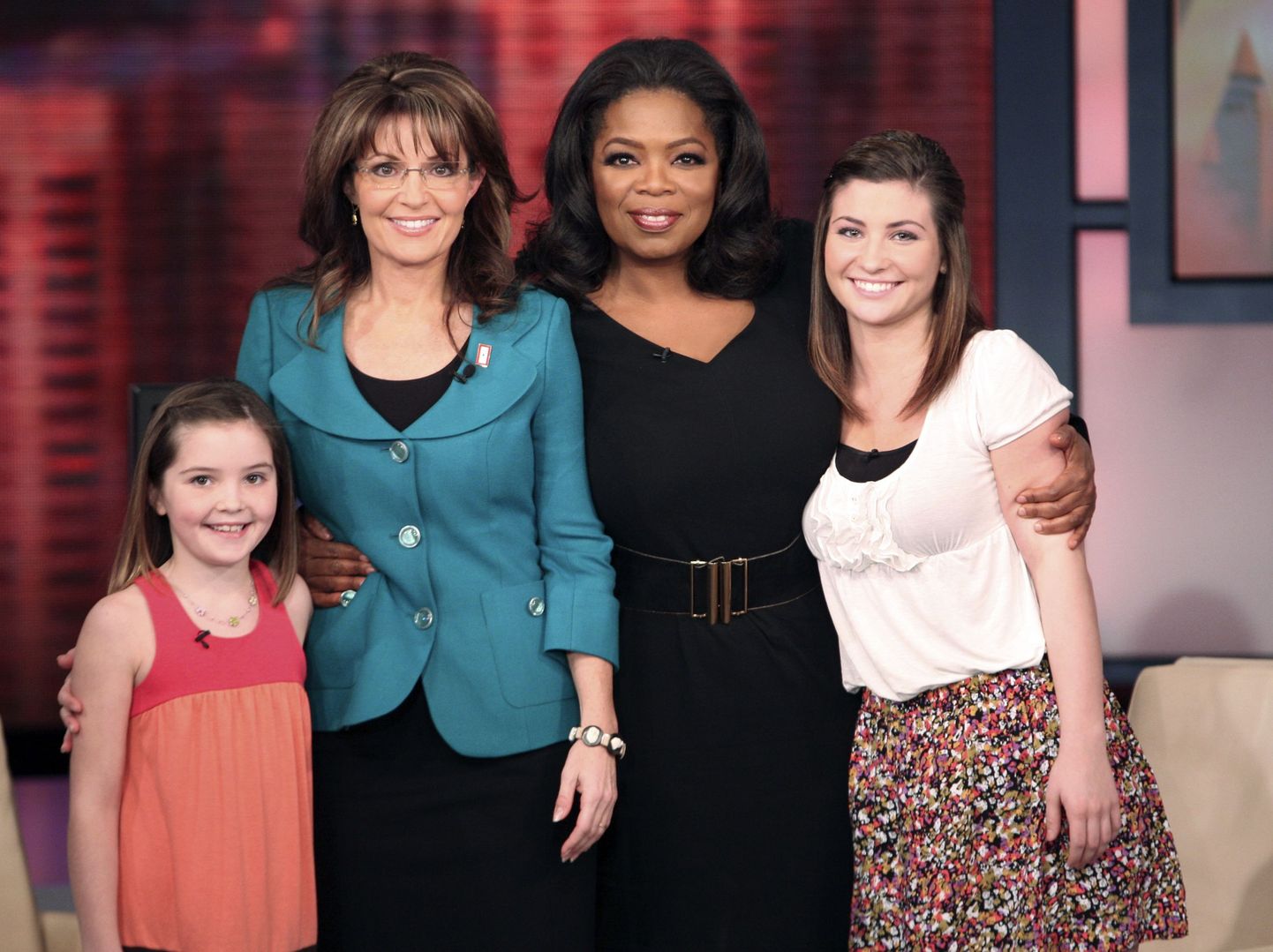 Sarah Palin (vasakult teine) tütarde Willow (paremal) ja Piperiga (vasakul) Oprah Winfrey saates.