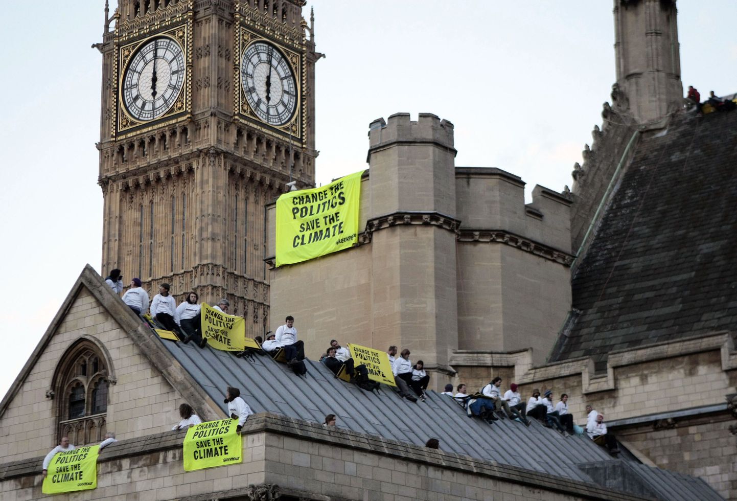 Briti keskkonnakaitsjad protestisid parlamendihoone katusel.
