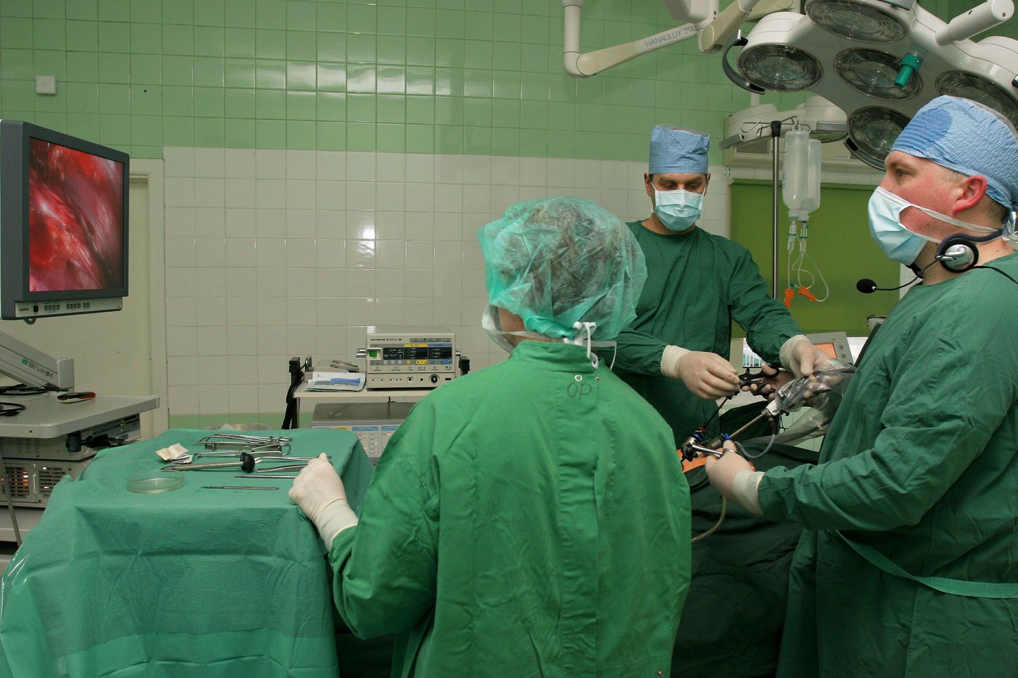 Kirurgid Tiidrek Koemets (taga) ja Andres Tiit on teinud ka sapipõie laparoskoopilisi lõikusi.