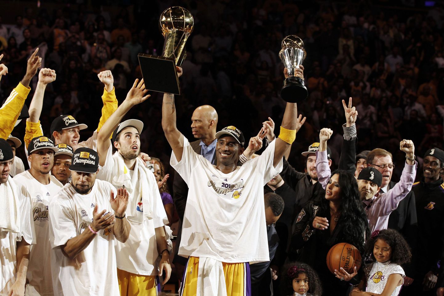 LA Lakersi mängijad meistritiitlit tähistamas.