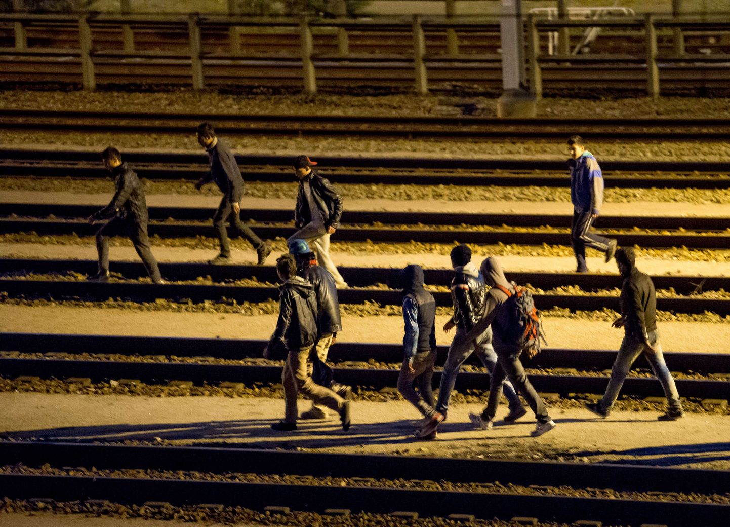 Migrandid eile Prantsusmaal Calais's Eurotunneli terminalis.