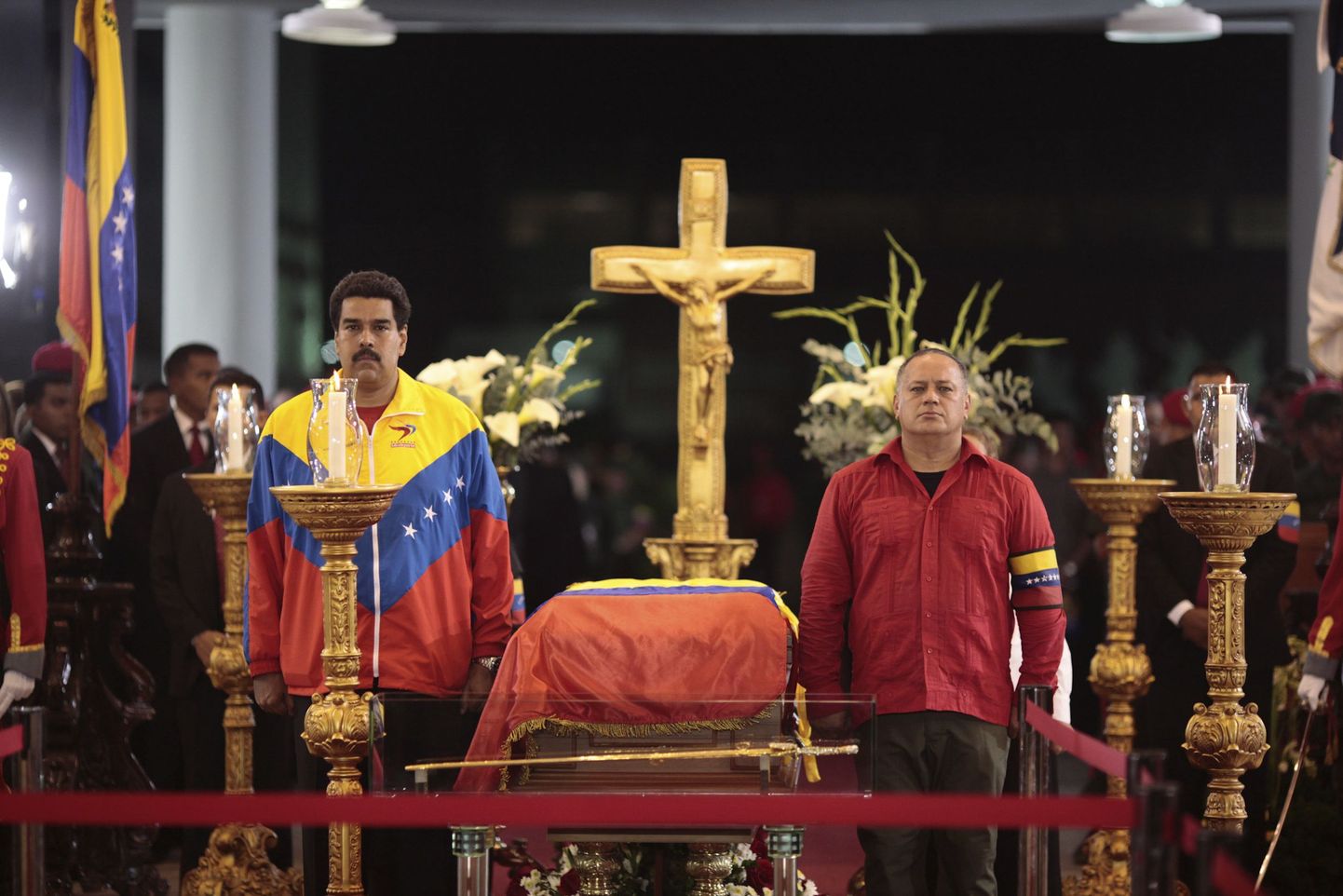 Venezuela asepresident Nicolás Maduro (vasakul) ja parlamendi spiiker Diosdado Cabello seismas Hugo Cháveze sarga kõrval.
