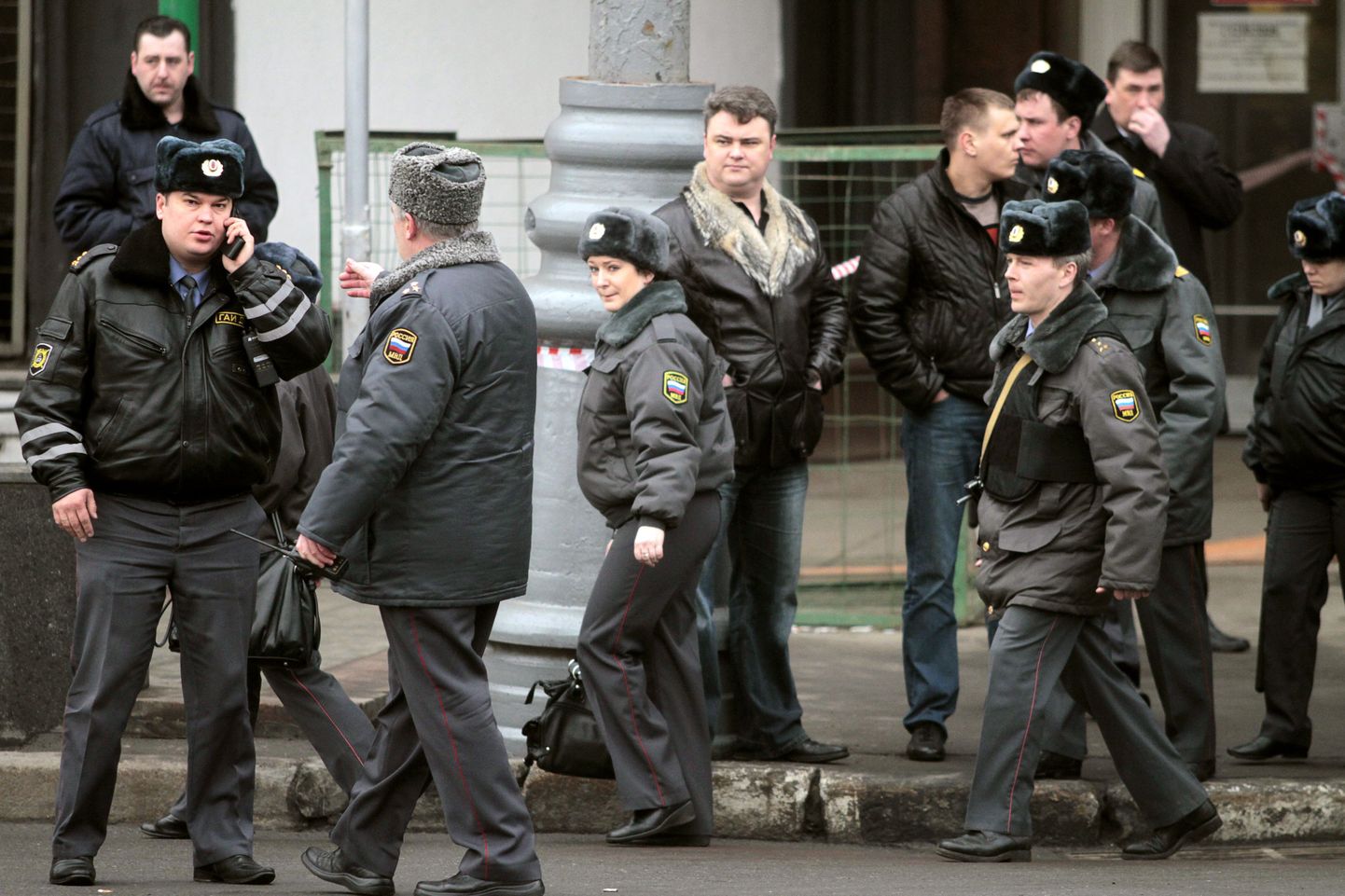 Фото на тему работы милиции и спасателей на местах взрывов в московском метро.
