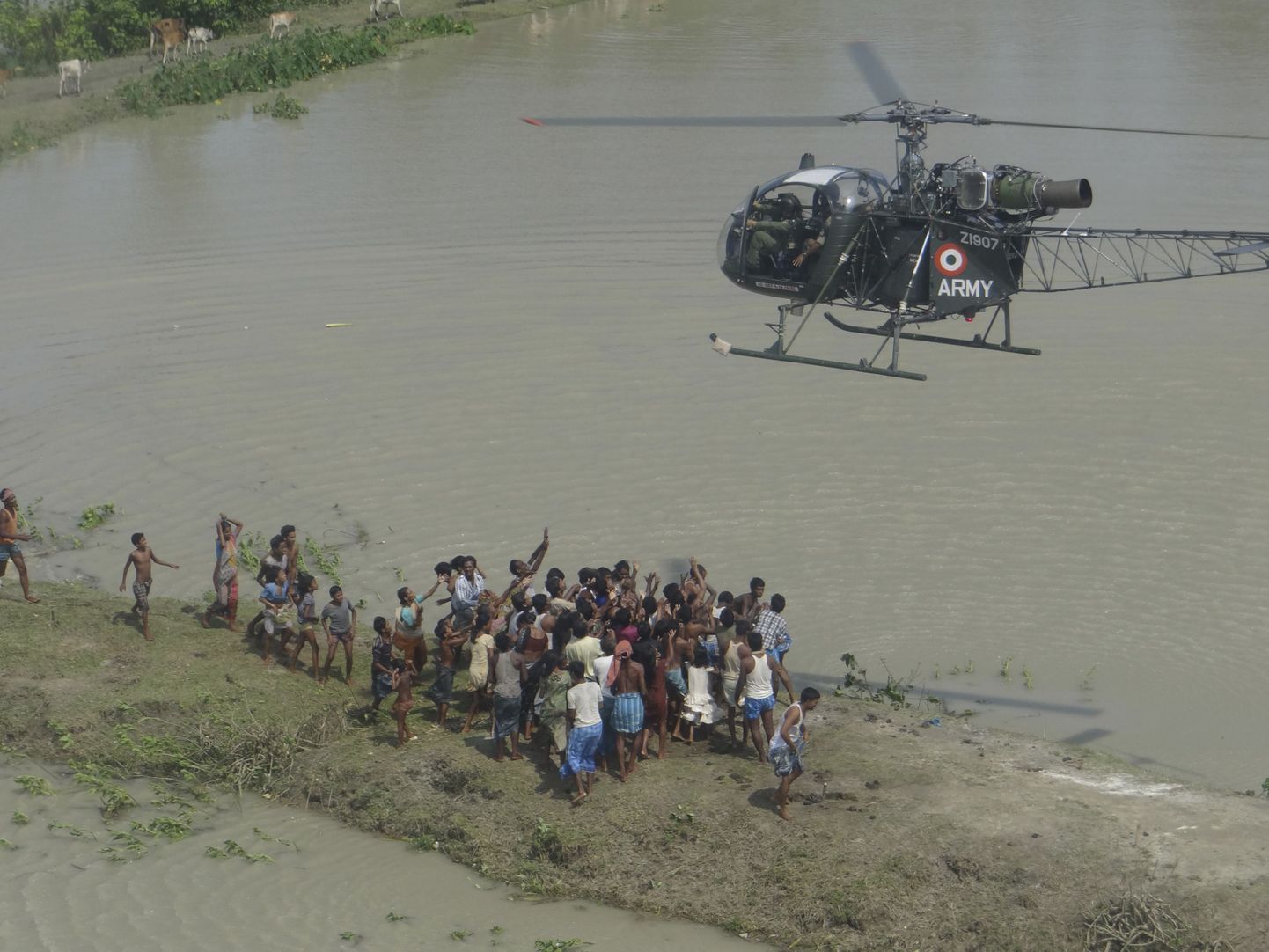 India armee helikopter toimetamas abi Assami osariigi elanikele.