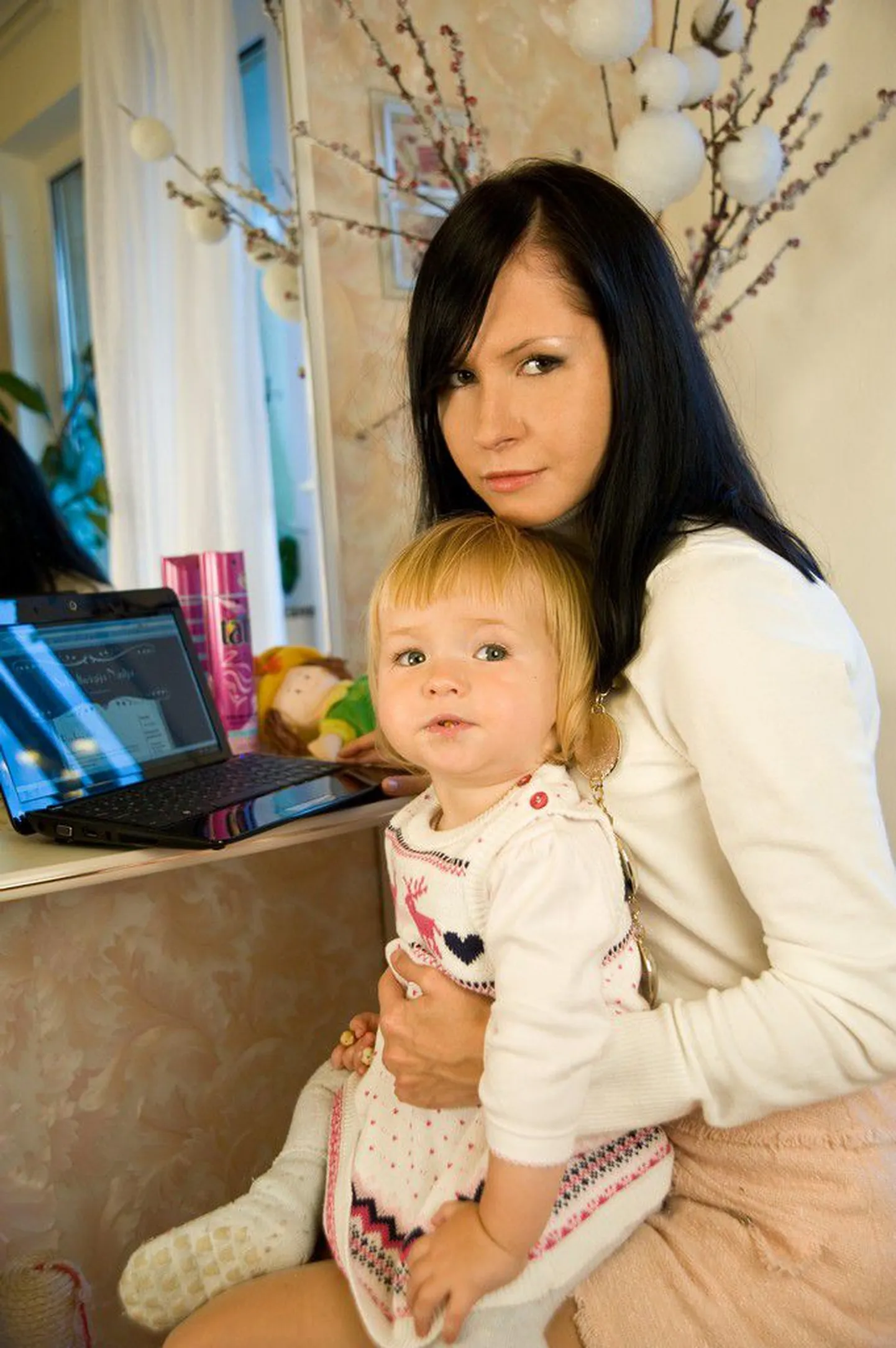 Selgeltnägija Nastja koos oma 1,5 aastase tütre Jasnaga Lasnamäe kodus