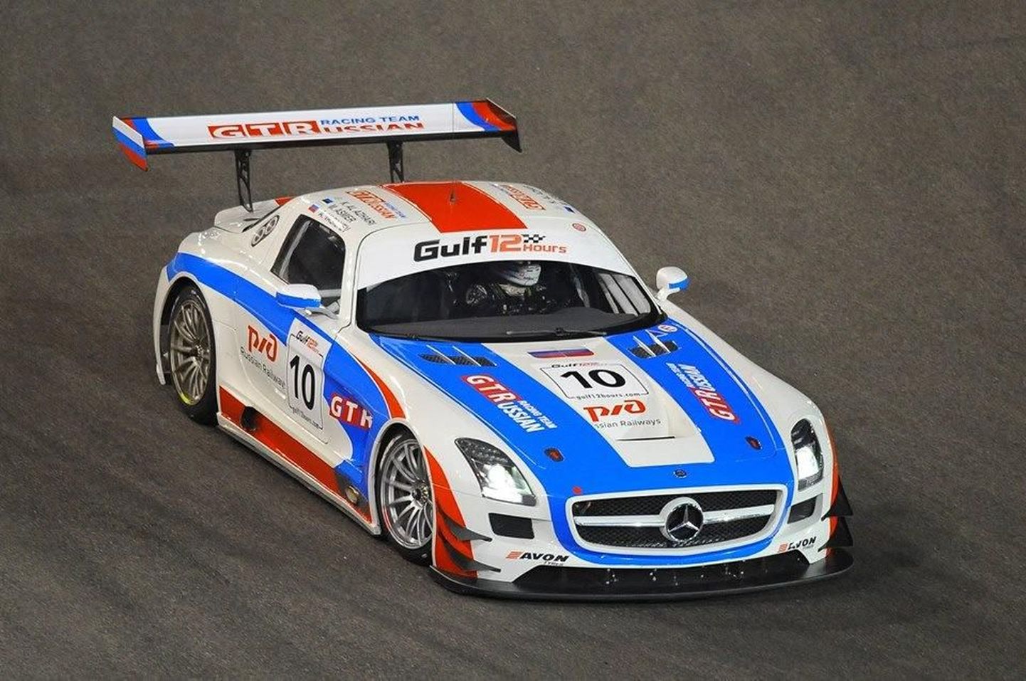 GTRussiani meeskonna Mercedes SLS AMG GT3 2013. aasta lõpus peetud Abu Dhabi 12 tunni sõidul.
