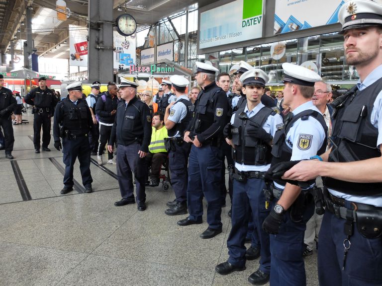 Müncheni politseinikud valvavad, et kõik saabunud rongile läheksid. Foto:
