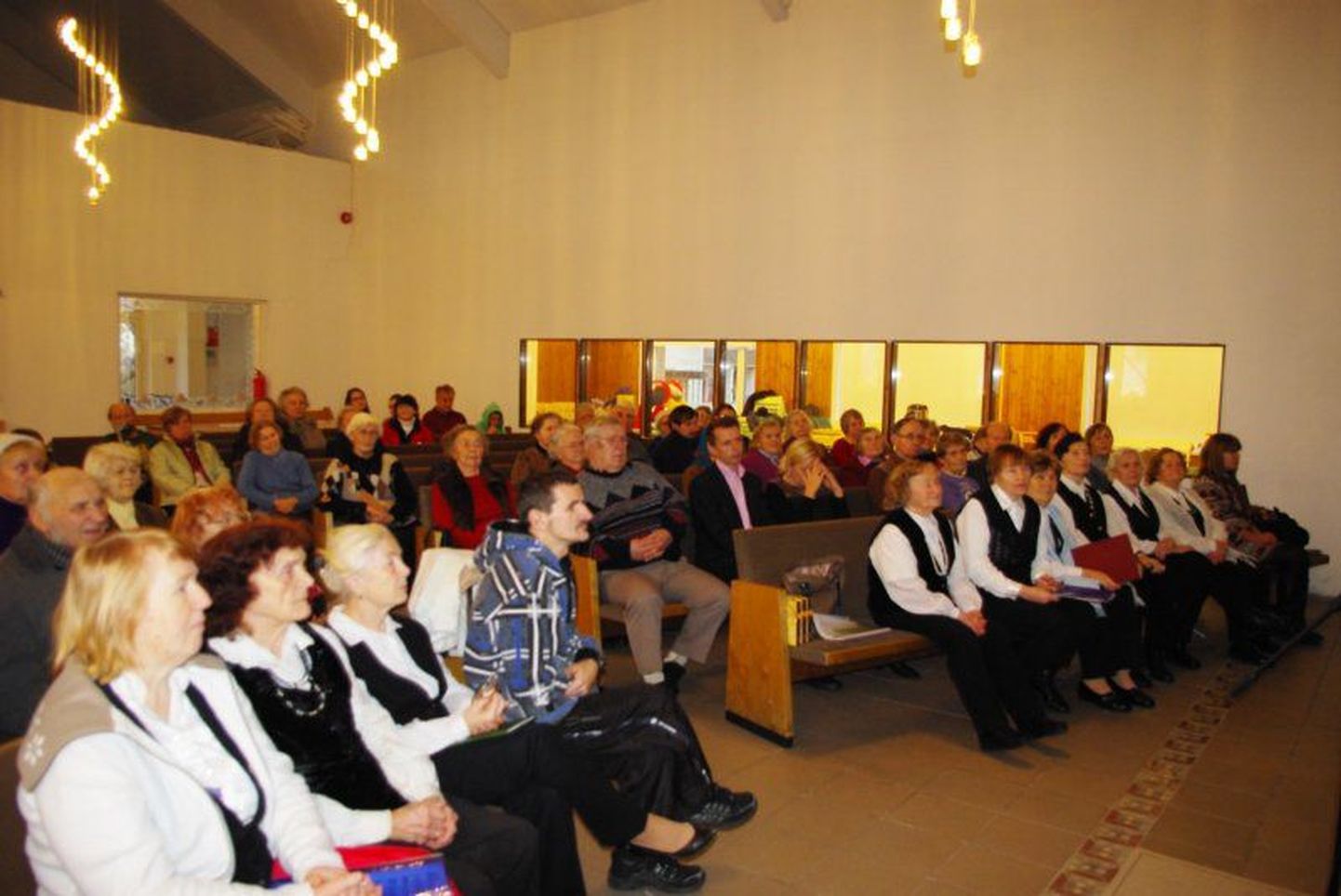 Puuetega inimeste päev Otepää Vabakoguduse Palveränduri kirikus.