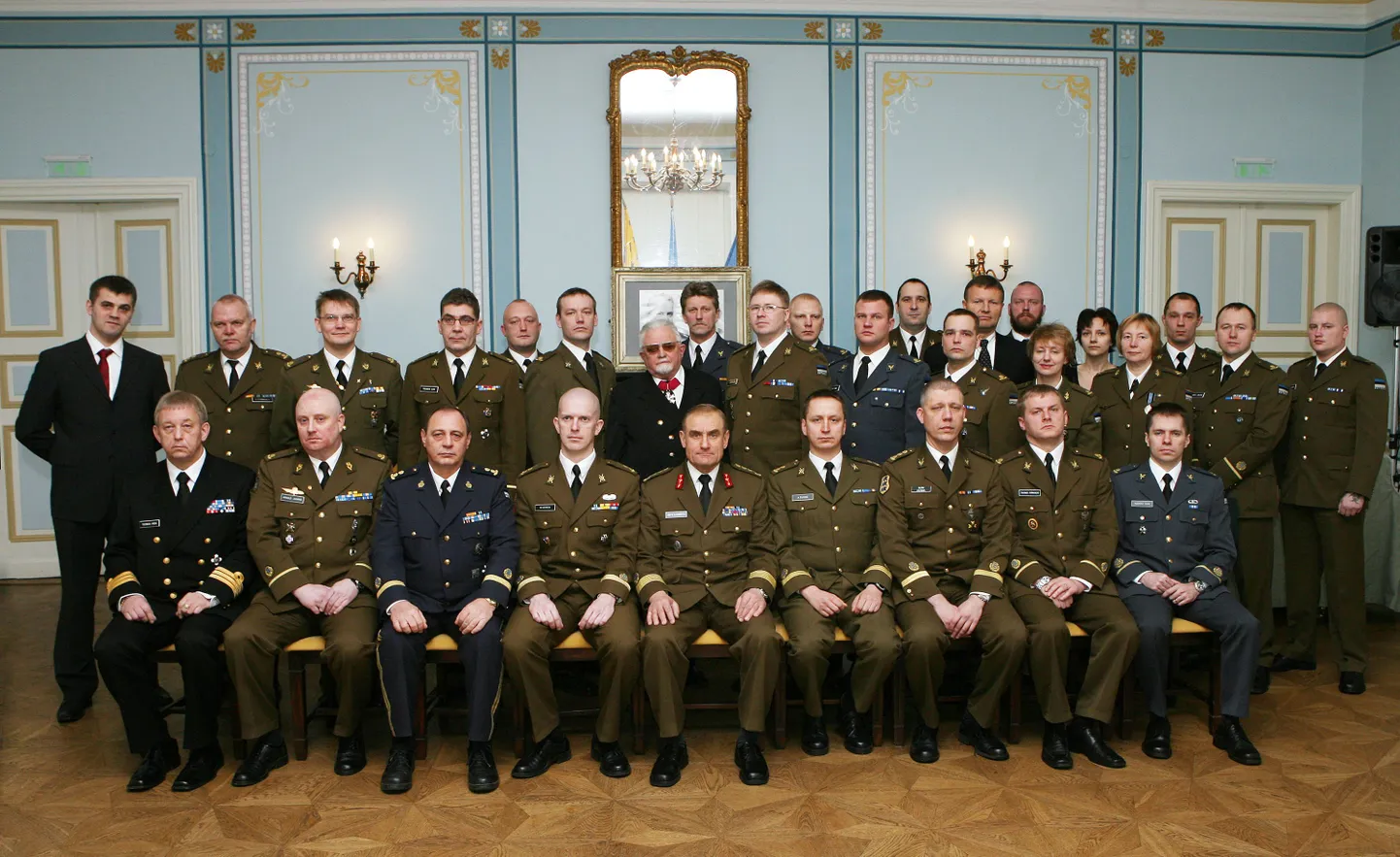 Kaitseväe juhataja koos vanemohvitseride ja kaitseväe teenetemärkide kavaleridega.