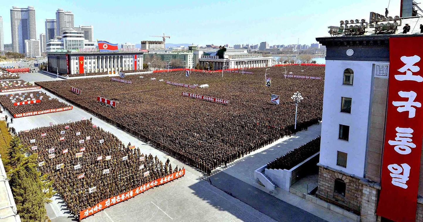 Põhja-korealsed USA ja Lõuna-Korea vastasel kogunemisel Pyongyangis Kim Il Sungi väljakul.