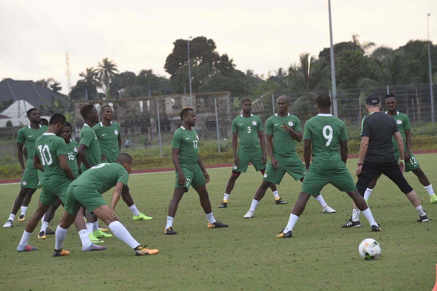 Nigeeria jalgpallikoondis võitis Kameruni 4:0.