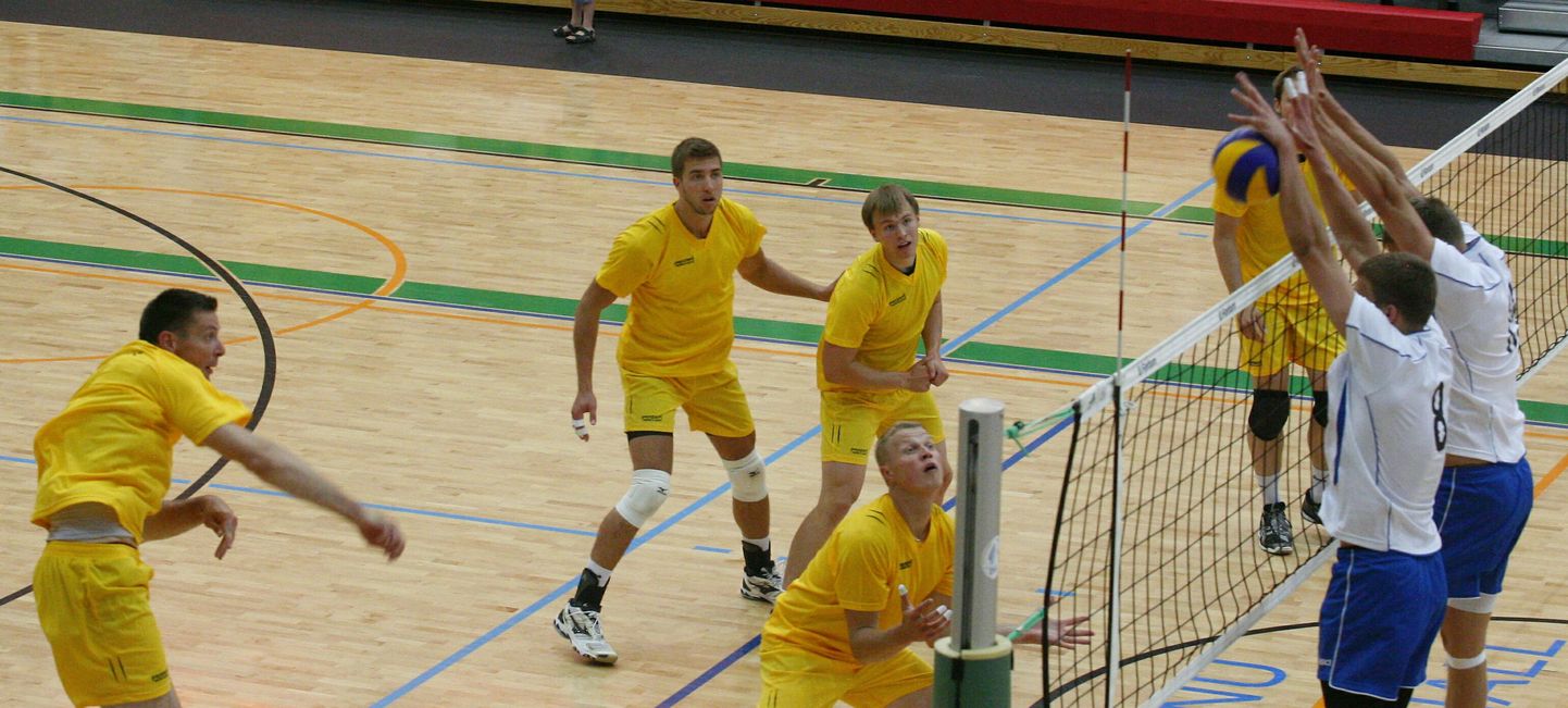 Pärnu võrkpalliklubi meeskond (kollases) sai koduväljakul võidu. Arhiivifoto.