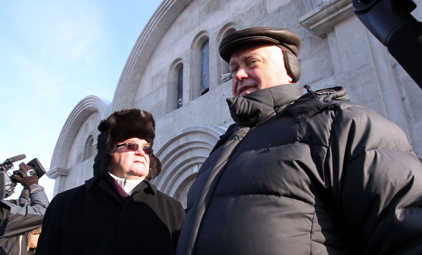 Venemaa Raudteede juht Vladimir Jakunin (paremal) koos Tallinna linnapea Edgar Savisaarega Lasnamäe kiriku juures 2011. aastal.