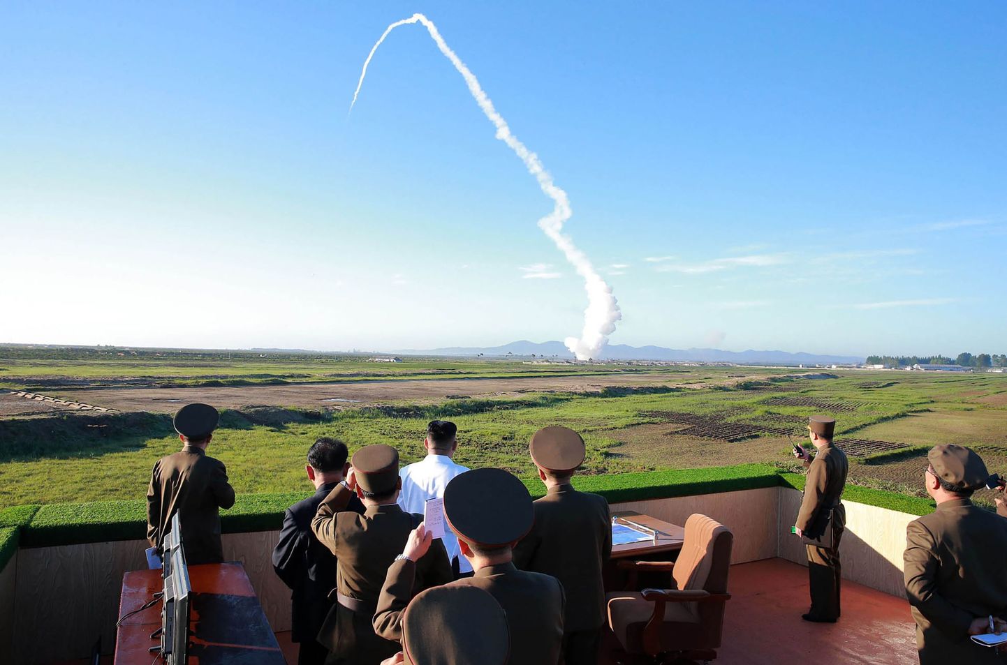 Põhja-Korea uudisteagentuuri KCNA avaldatud dateerimata foto riigi liidrist Kim Jong-unist jälgimas raketikatsetust.