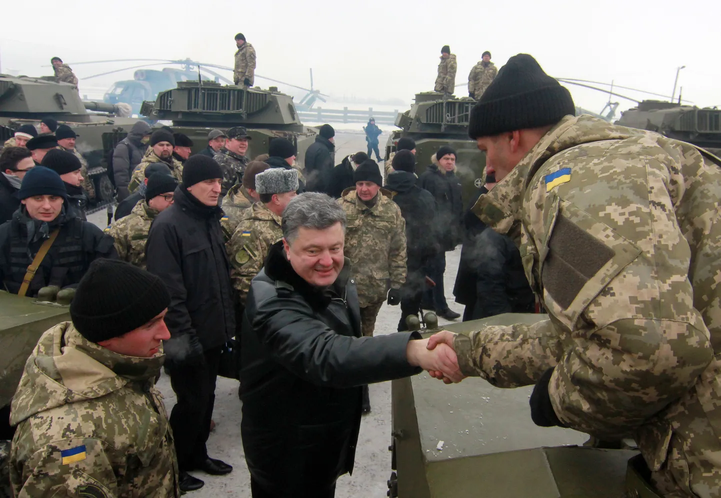 Ukraina president Petro Porošenko sõdureid külastamas.
