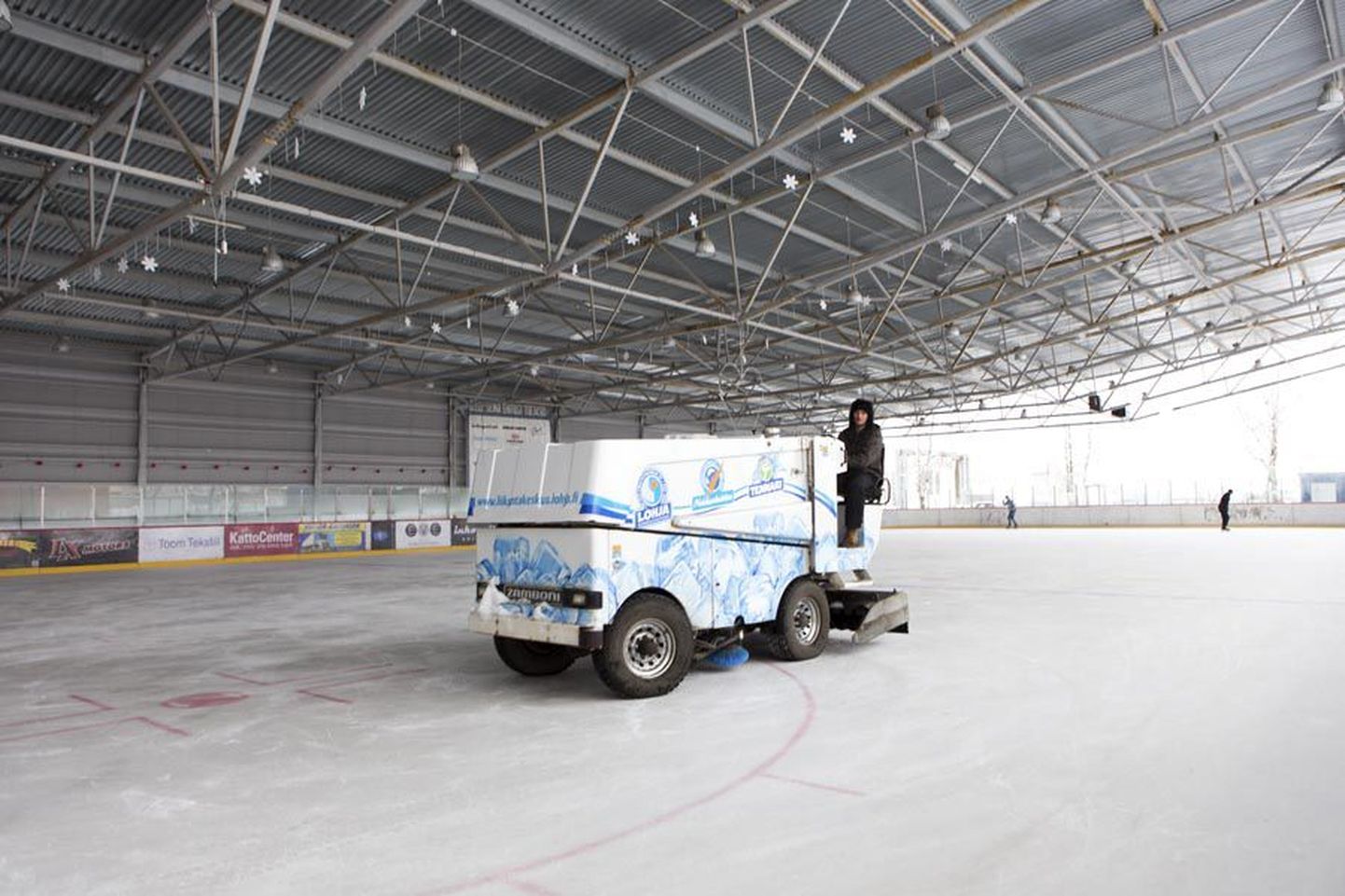 Viljandi jäähalli omanikud soetasid hiljuti uue, elektri jõul liikuva jäämasina.