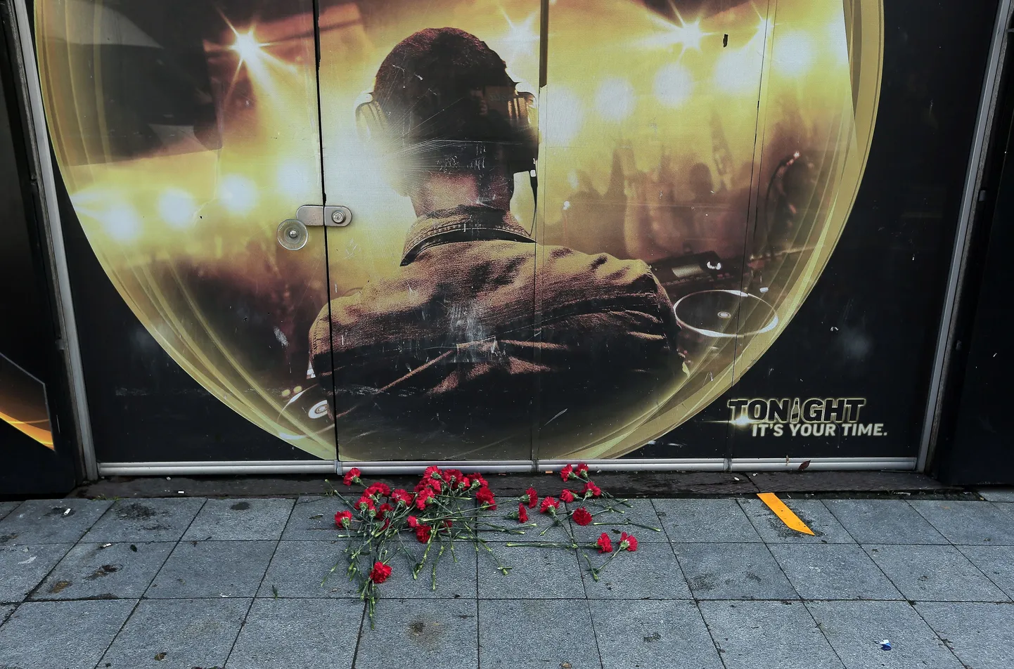 Lilled Istanbuli reina ööklubi juures, kus hukkus tulistamises 39 inimest