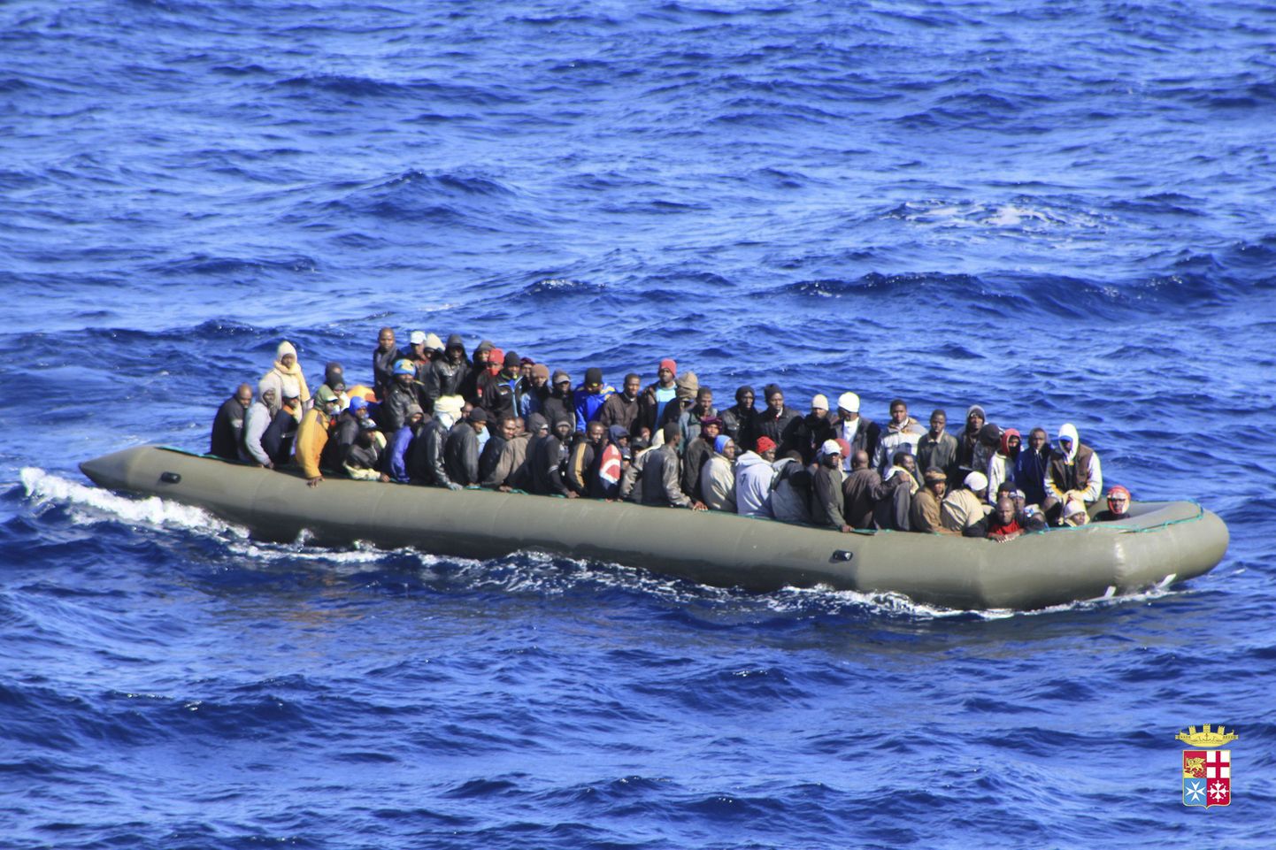 Itaalia mereväe jäädvustus Sitsiilia lähedalt leitud põgenikepaadist.
