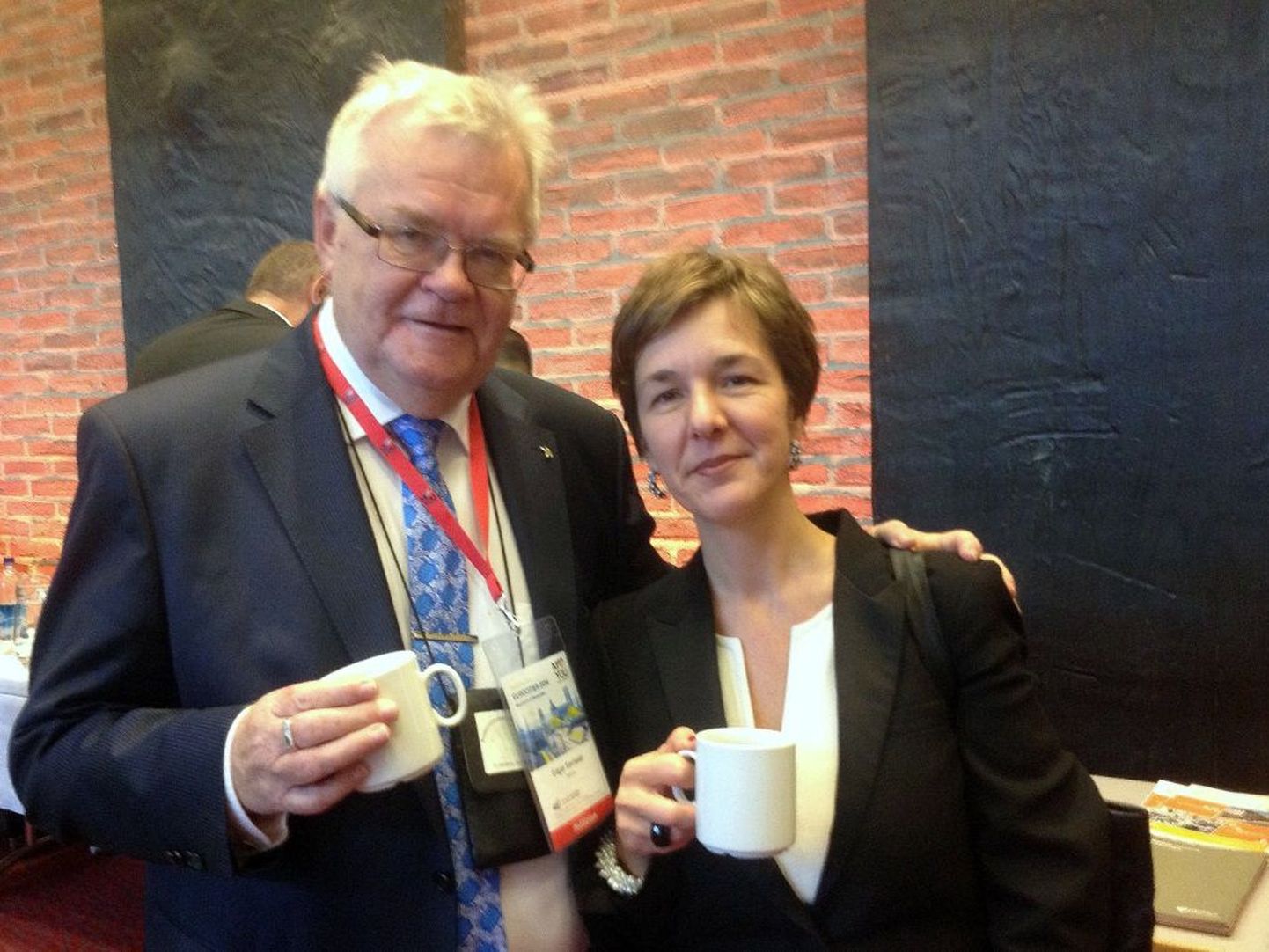 Tallinna linnapea Edgar Savisaar ja Eurocities peasekretär Anna Lisa Boni.