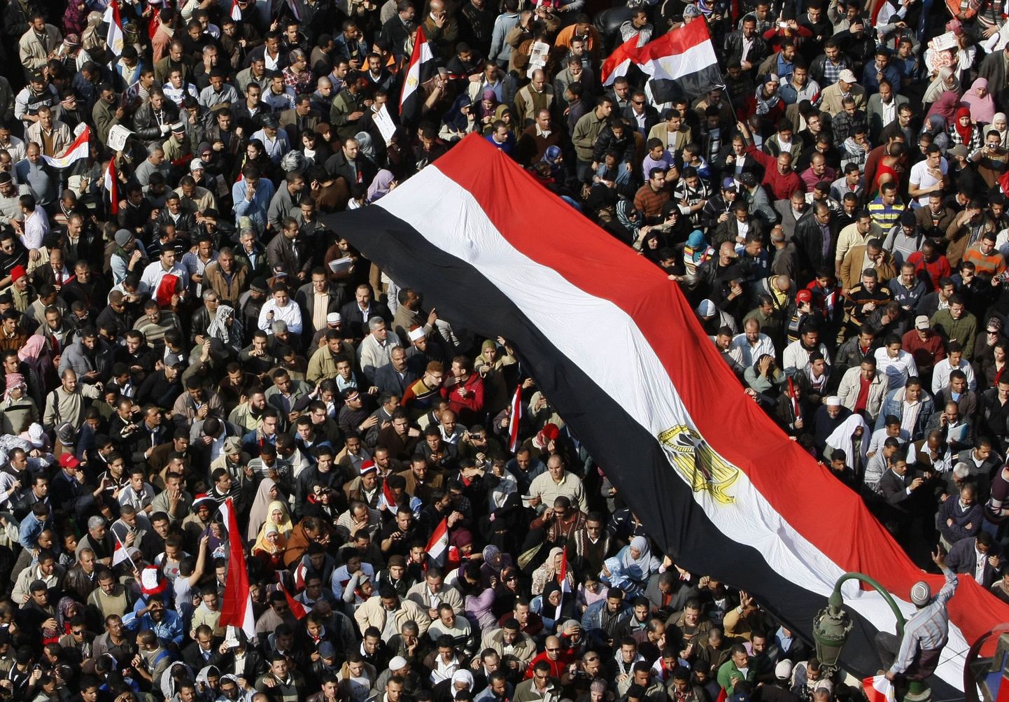 Tahriri väljakule kogunenud rahvamass nõuab president Hosni Mubaraki tagasiastumist.