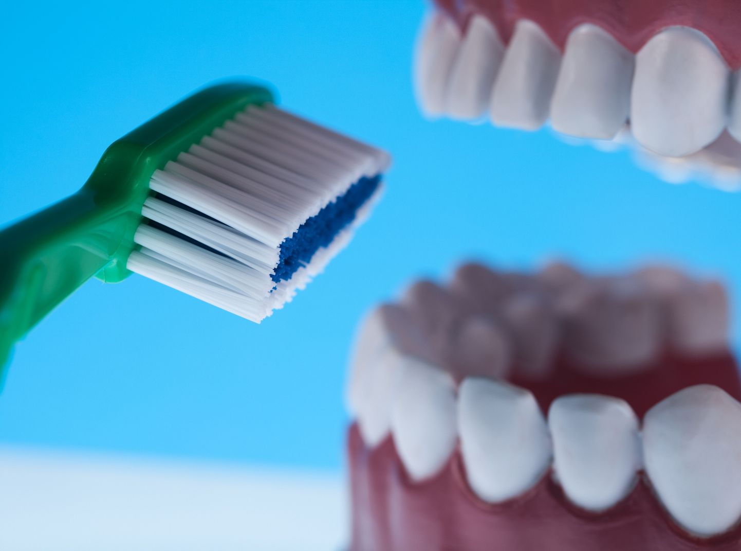 Hambaid ei tasu pesta kõva hambaharjaga.
