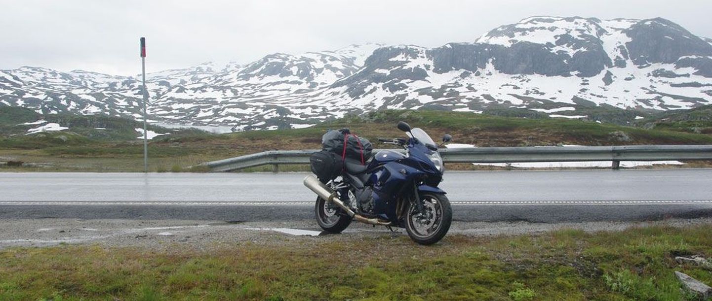 Umbes kilomeetri kõrgusel Telemarki maakonnas on juulikuus lumi maas ja teeäärsed veekogud jääkaane all.