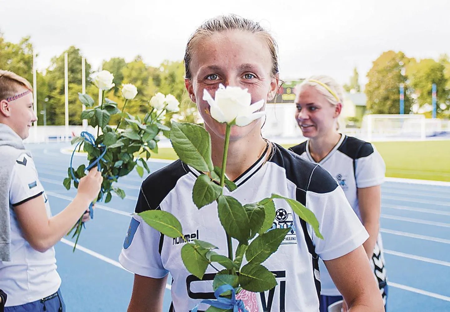 Kristina Bannikova poseeris pärast mängu kingiks saadud valge roosiga.