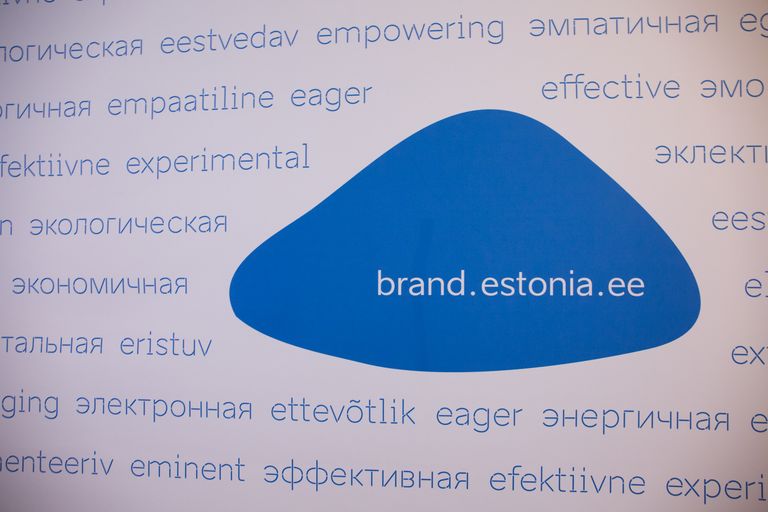 Ettevõtluse Arendamise Sihtasutuse (EAS) all tegutsev disainimeeskond avalikustas pooleaastase töö tulemusena valminud Eesti brändi kontseptsiooni, mille läbivateks elementideks on ühtne kirjatüüp, rohkelt Eestit ja eestlasi kirjeldavad sõnumeid ja ikoone ning läbiva joonena rändrahnude motiiv ja elektroonilisusele viitav täht «e». 