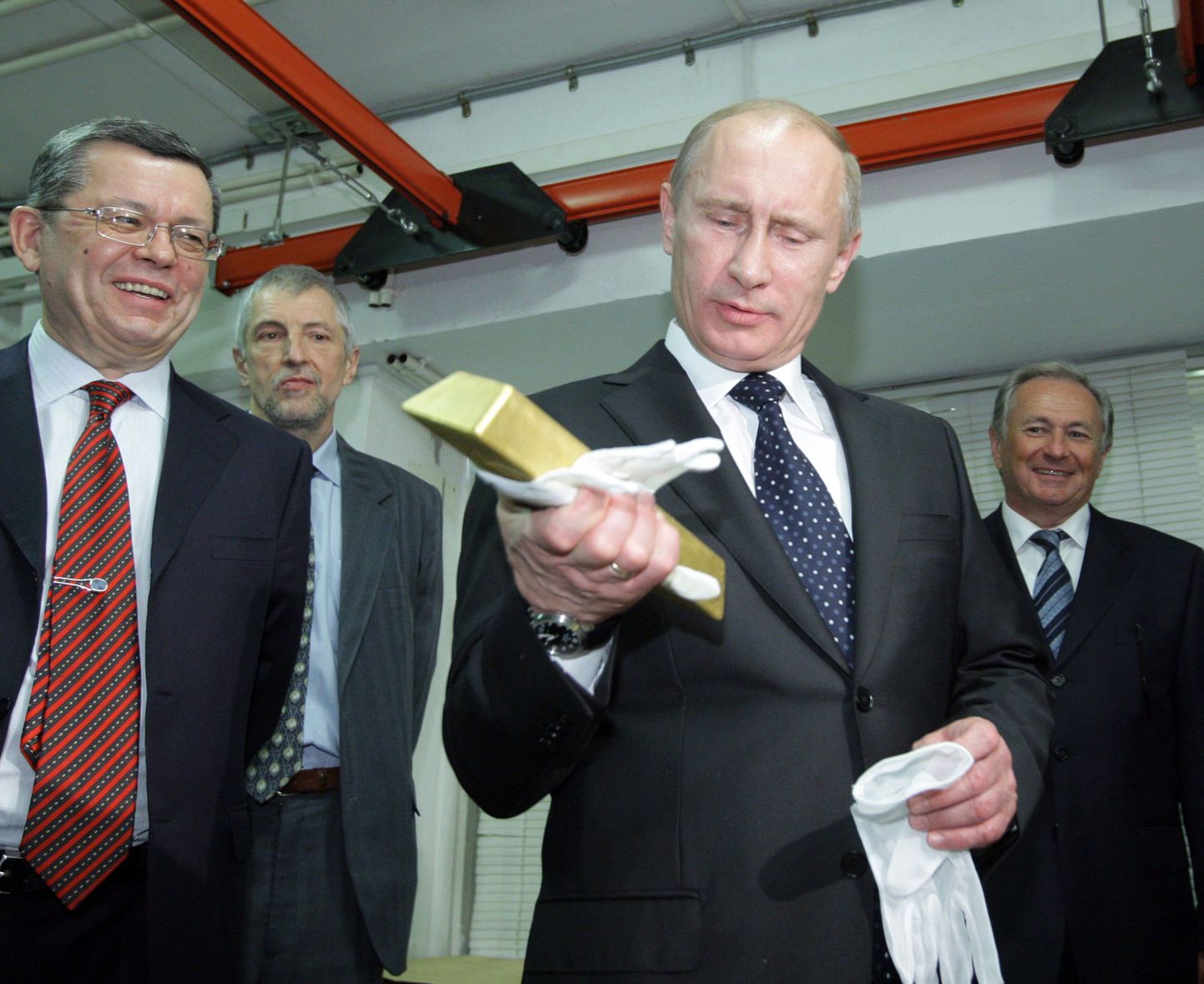 Vene president Vladimir Putin 2011. aastal veel peaministrina keskpanga kullahoidlat külastades.