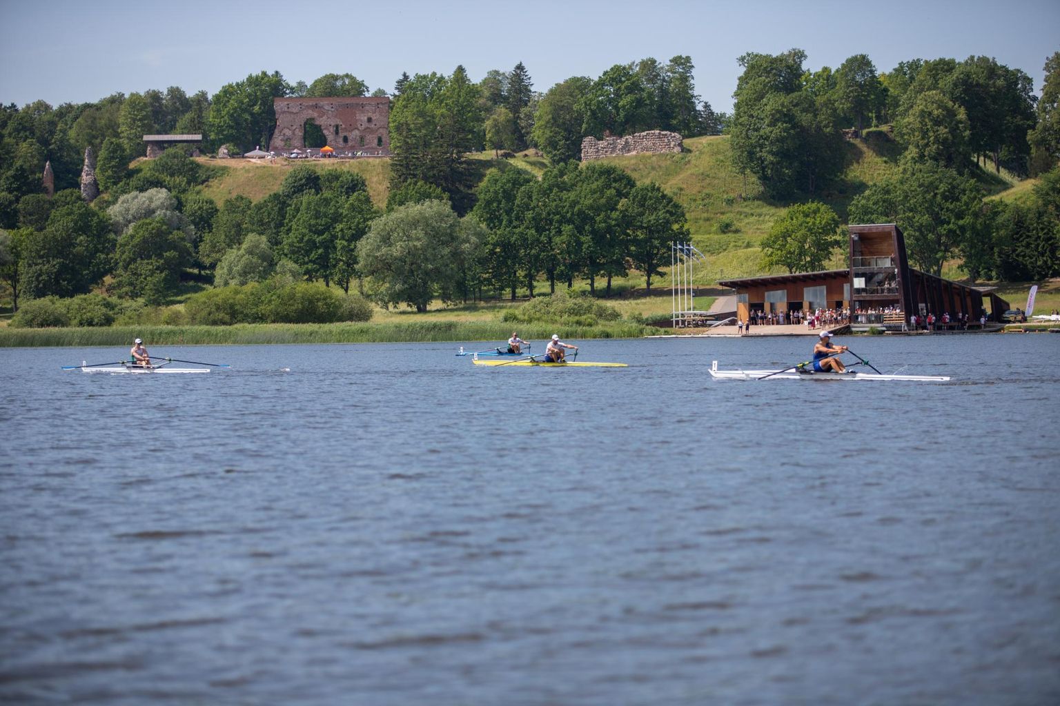 Sel nädalavahetusel peetakse Viljandi järvel sõudevõistlusi: täna õhtul jagatakse Baltimaade ning laupäeval ja pühapäeval Eesti meistri tiitleid. Foto on klõpsatud juuli algul asetleidnud Viljandi Paadimehe võistluselt.