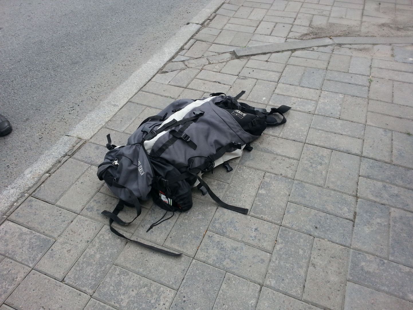 Саперы проверили на улице Кундери в Таллинне подозрительную сумку.