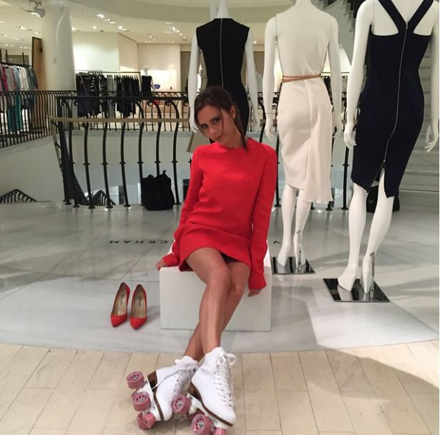 Victoria Beckham kaubamajas rulluiskudel