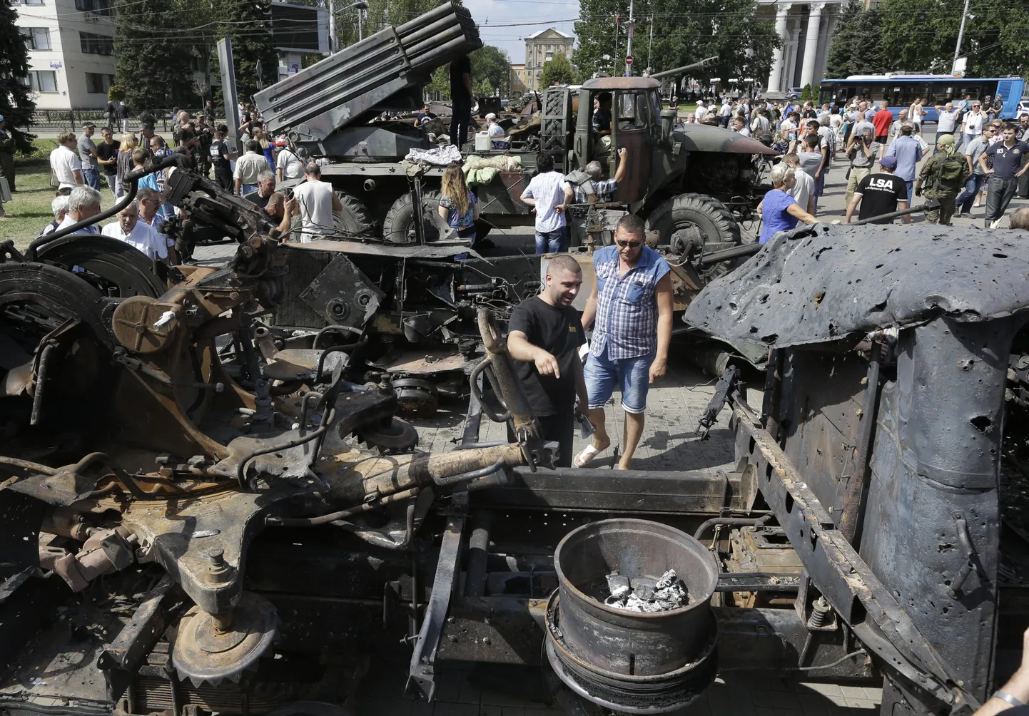 Inimesed tutvuvad lahingtegevuses hävinud Ukraina armee sõjatehnikaga. Nö väljapanek toimus täna Donetski keskväljakul.