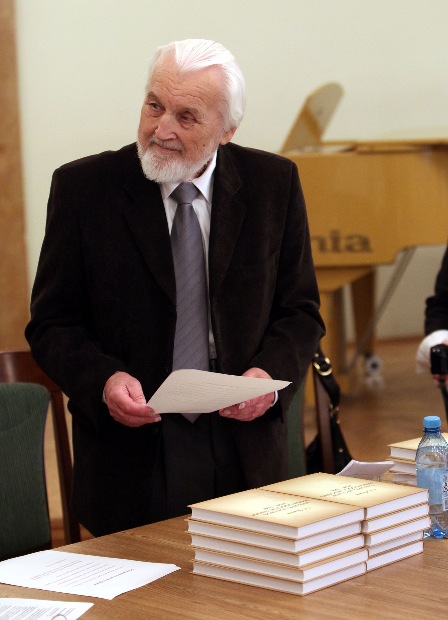 Сергей Исаков на презентации своей книги.