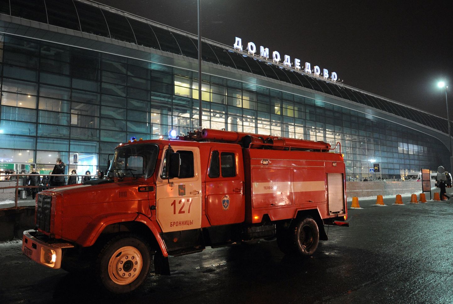 Tuletõrjeauto Moskva Domodedovo lennuvälja ees.