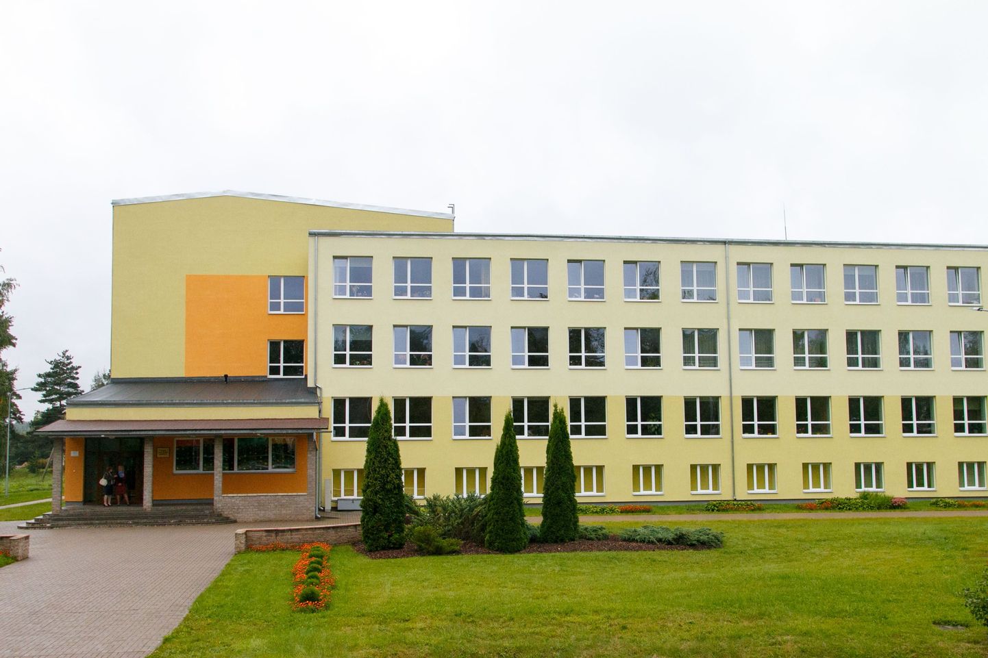 Valka gümnaasiumis alustas eile kooliteed 51 esimese klassi õpilast. Õppetöö leiab aset kahes hoones, põhikooliosa tegutseb selles Ausekļa tänava koolimajas.