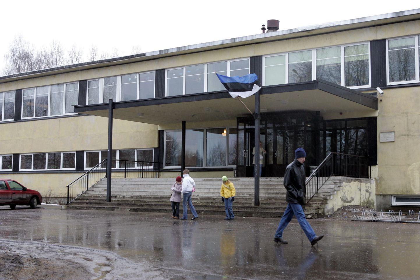 Таллиннскую 32-ю среднюю школу администрирует принадлежащая Урмасу Сыырумаа фирма Vivatex Holging.