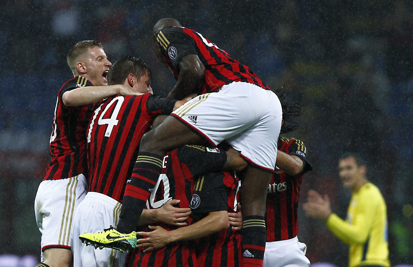 Футболисты "Милана" поздравляют Кака.